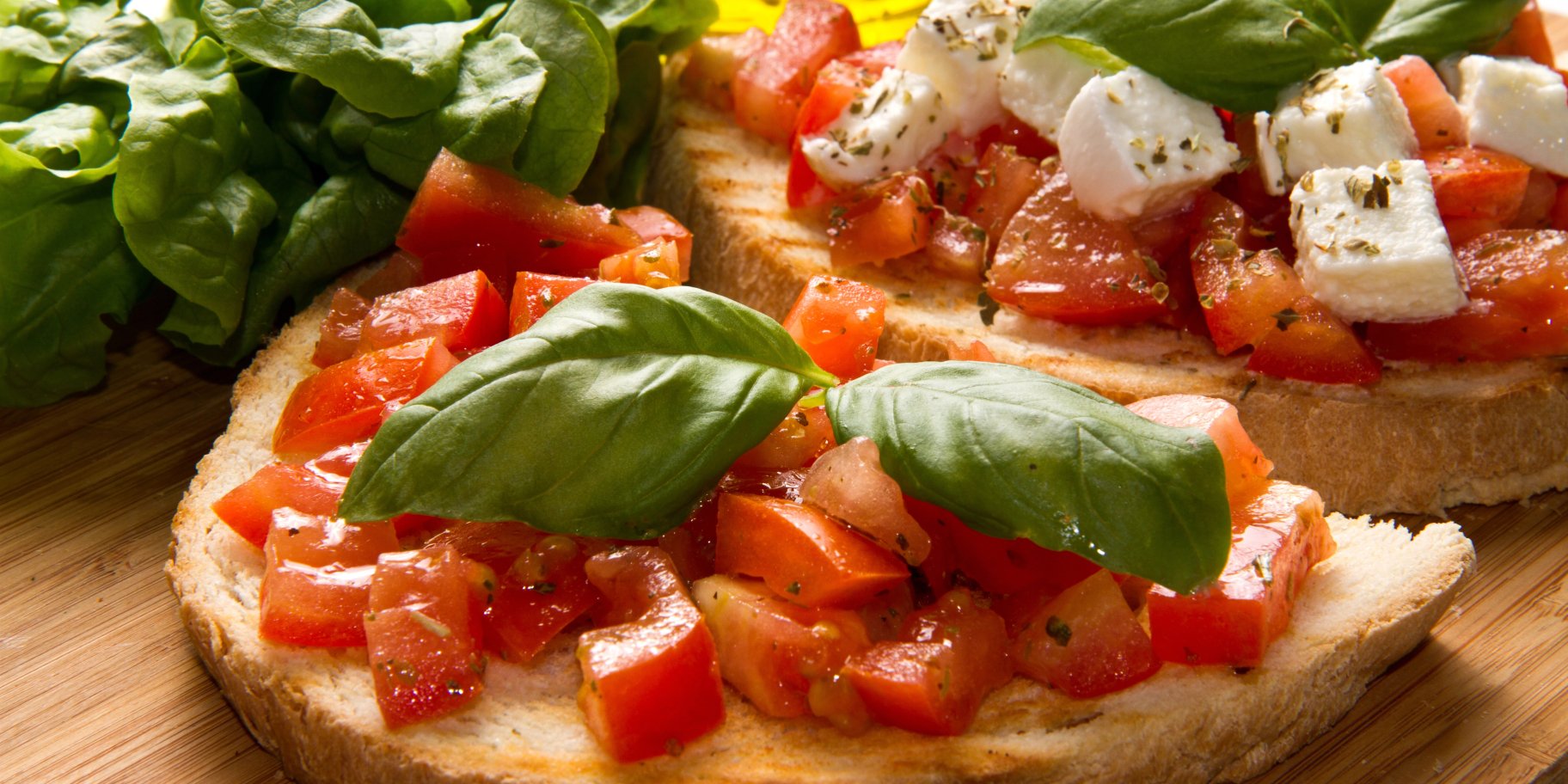 Брускети з помідорами та фетою