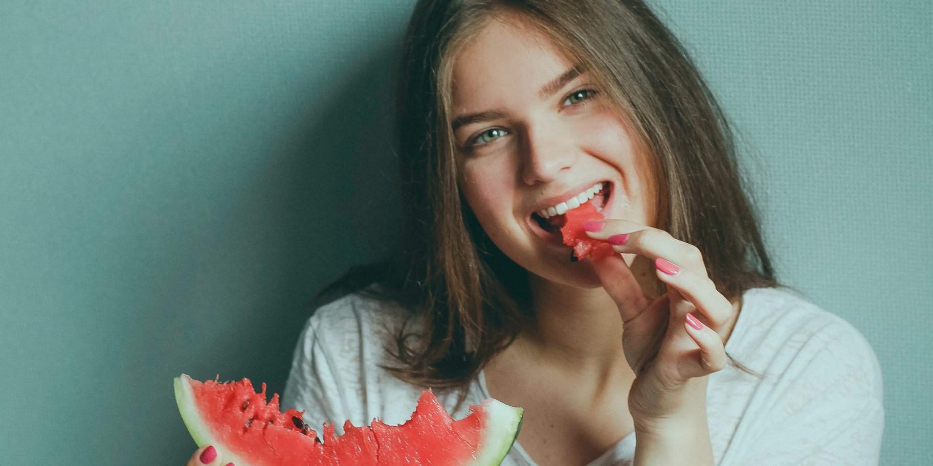 Девушка наслаждается арбузом
