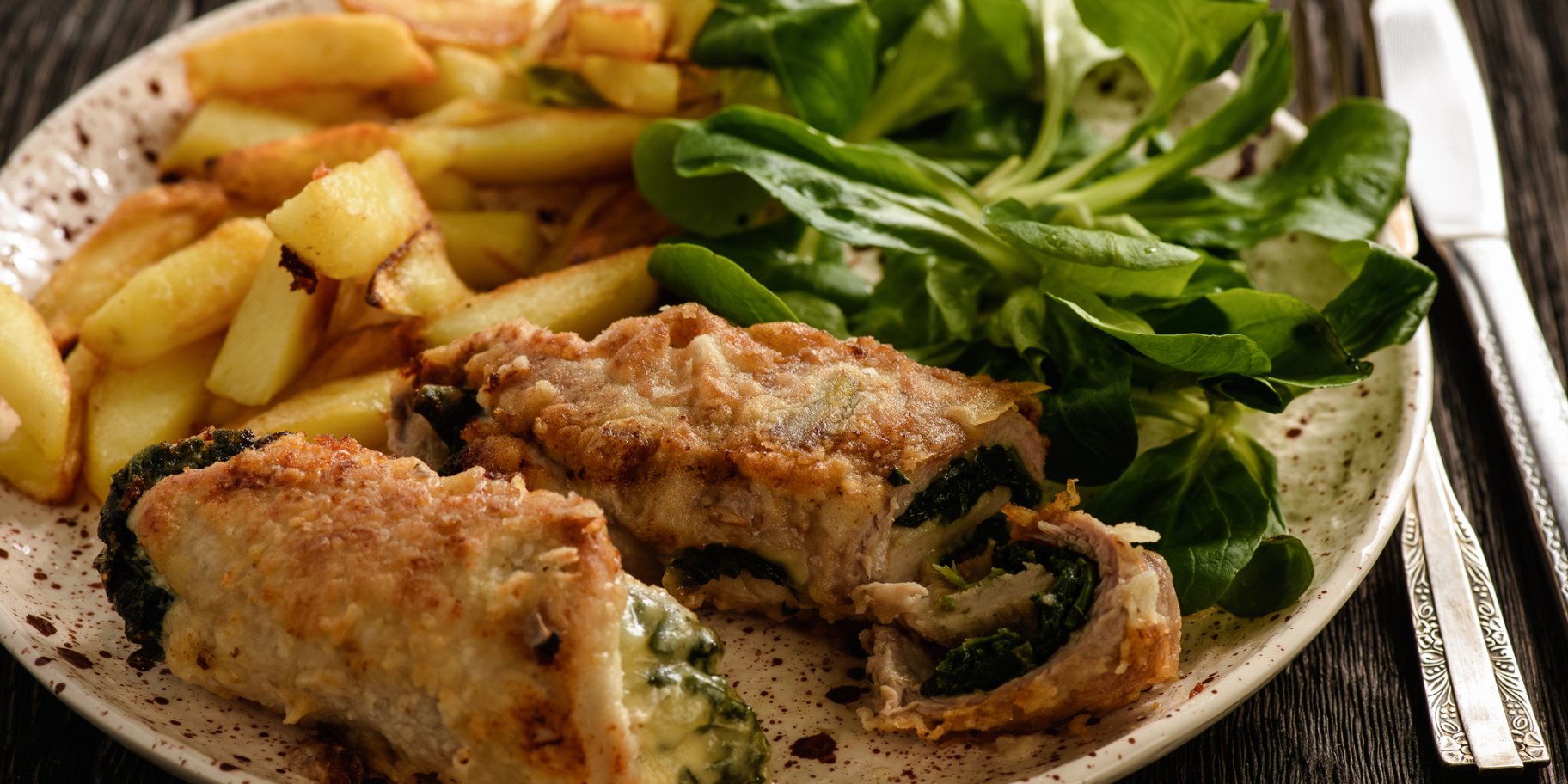 М'ясні рулетики з сиром і шпинатом