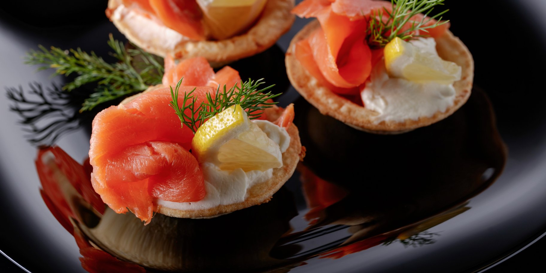 Тарталетки с красной рыбой и зеленью