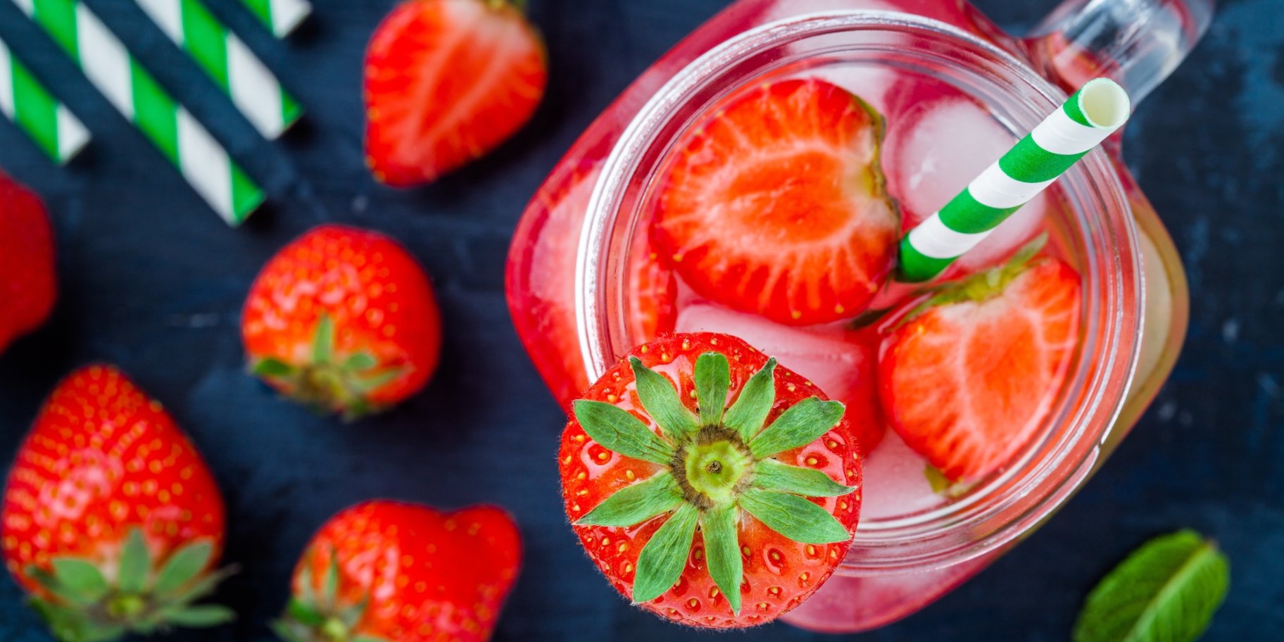 Сангрія з полуницею і білим вином