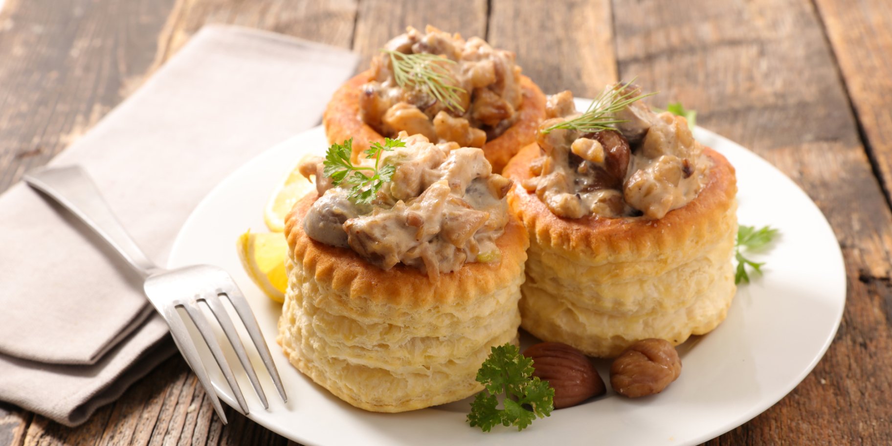 Волованы с куриным филе и грибами — закуска из готового теста со вкусом жульена