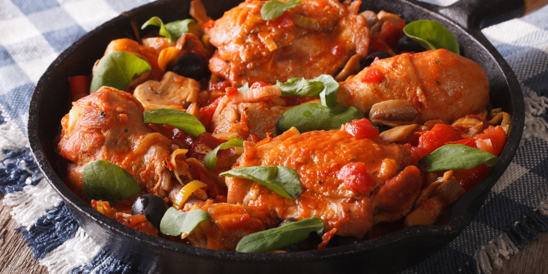 Тушкована курка з томатами