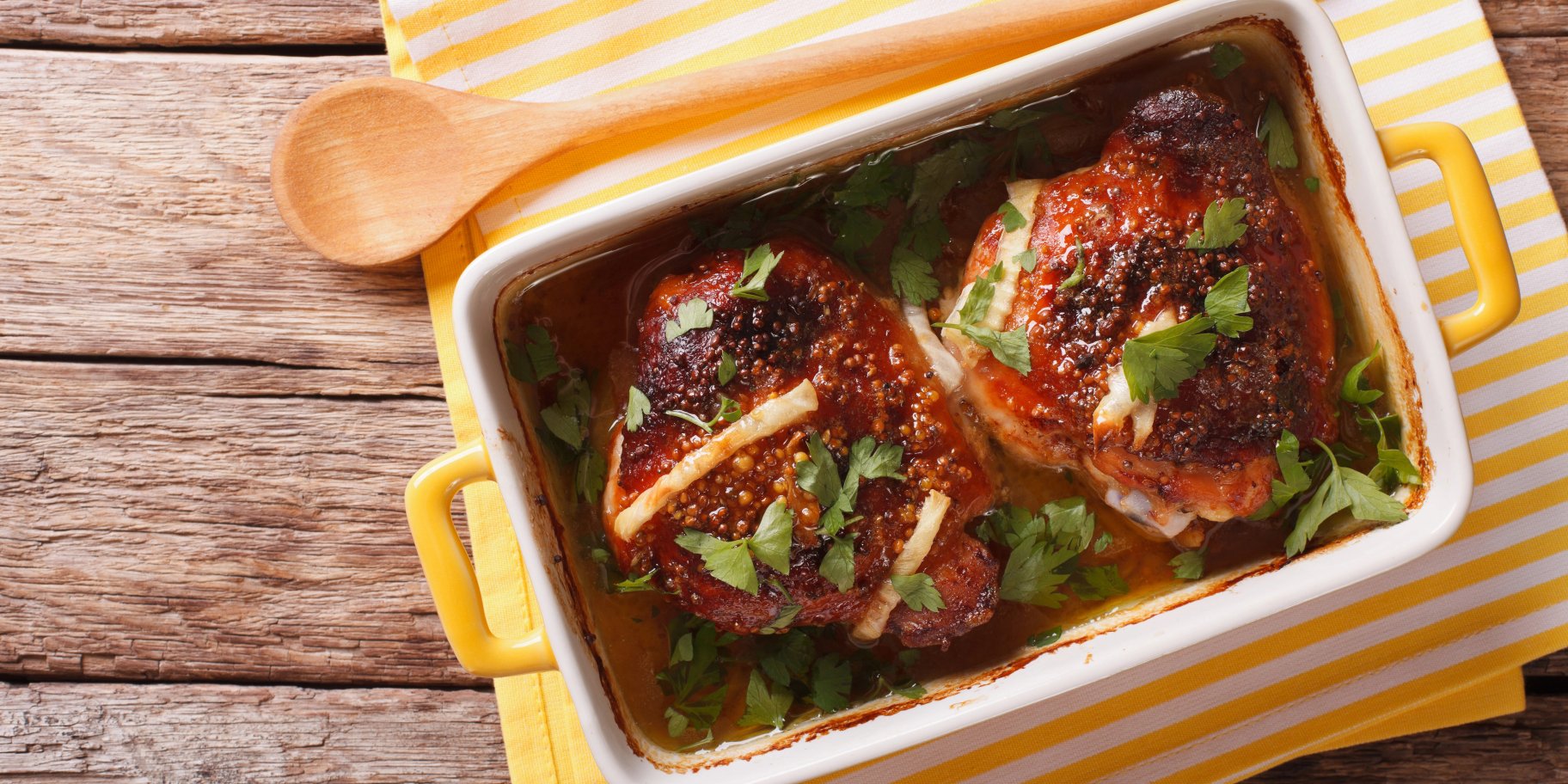 Курка в духовці з цибулею