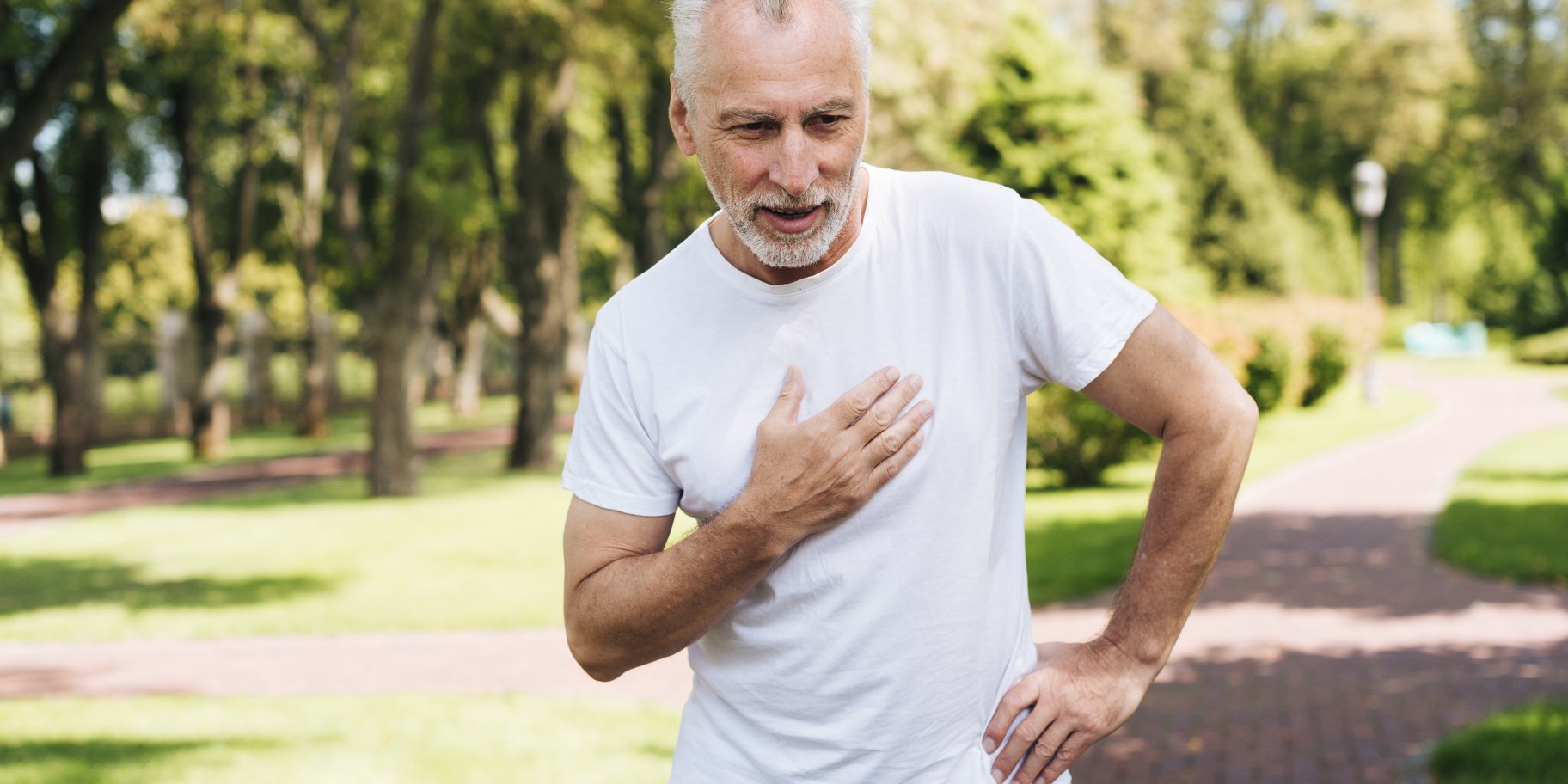 Старший чоловік займається спортом