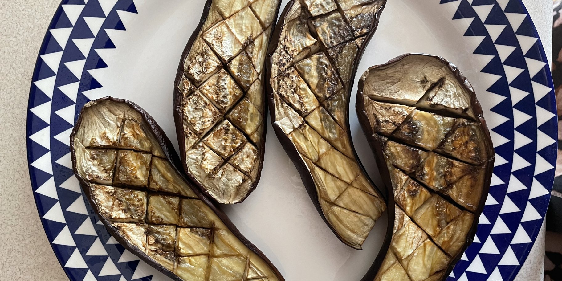 Печений баклажан з йогуртом та соленим жовтком