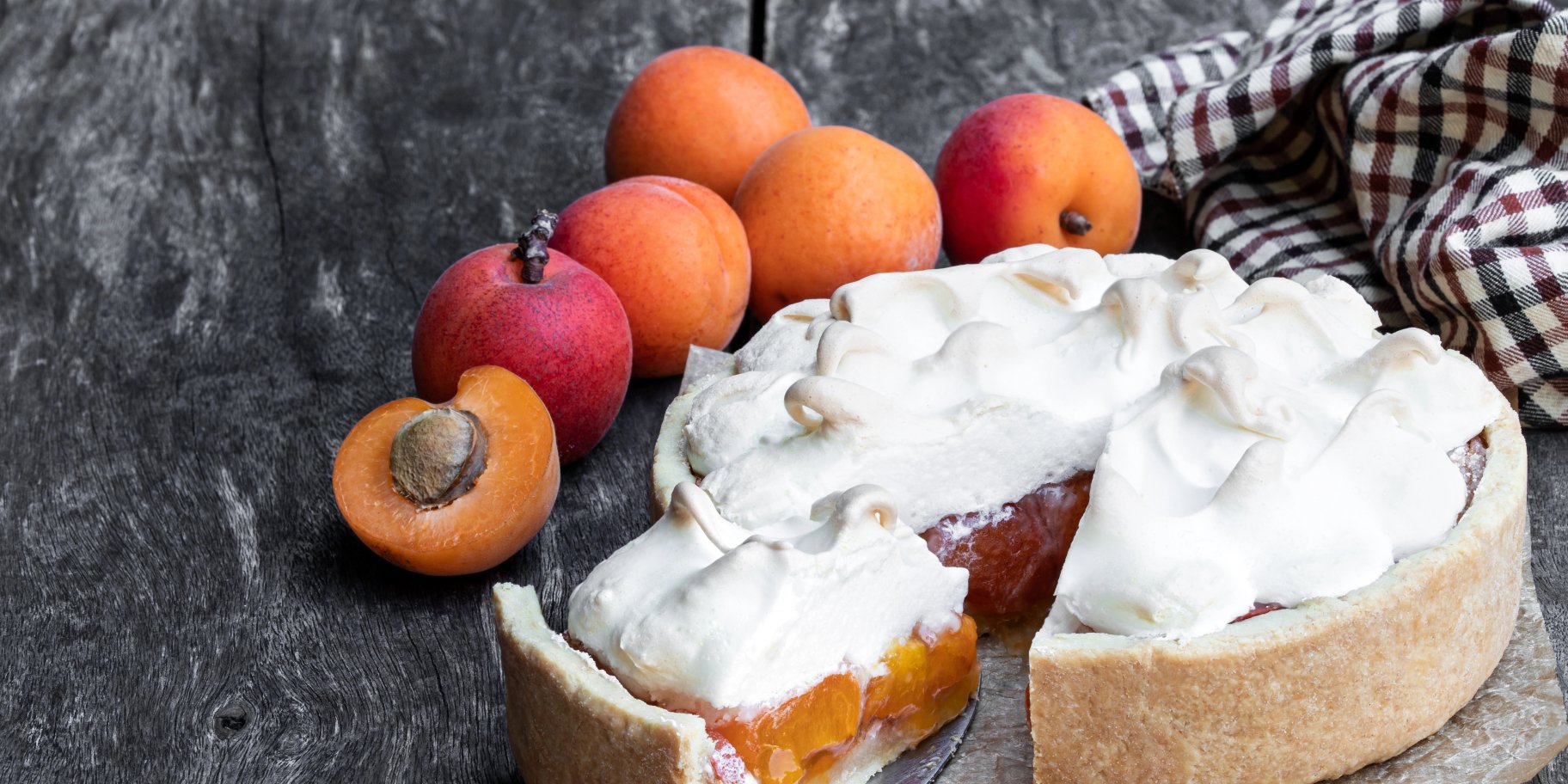 угорський пиріг з фруктами і меренгою