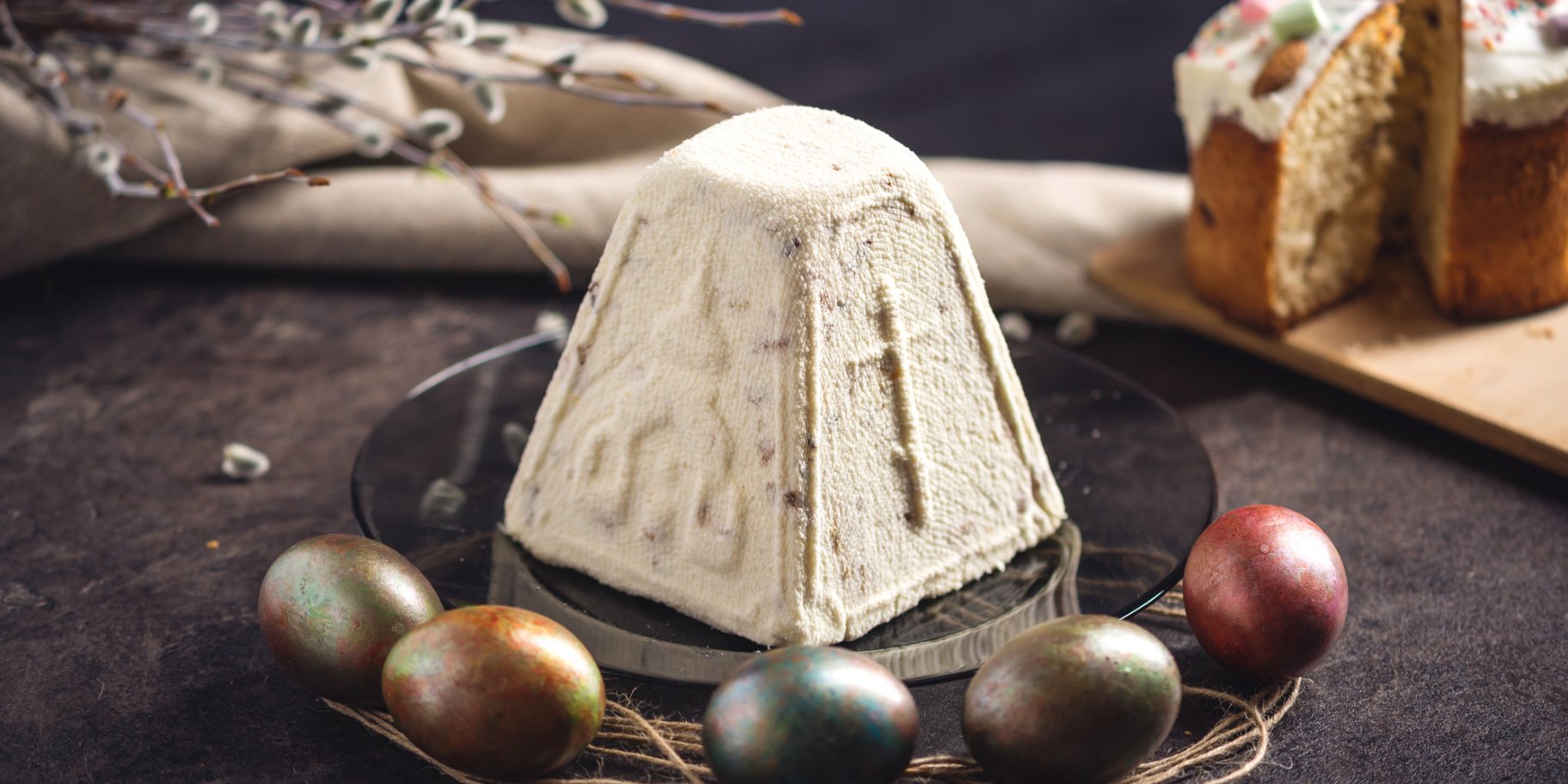 Сирна паска з прянощами і родзинками