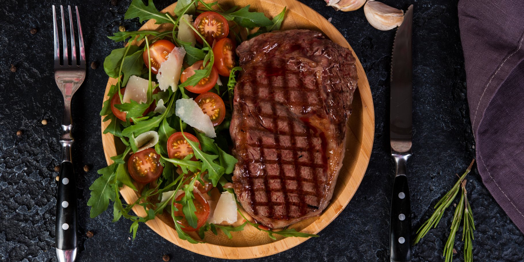 Стейк з руколою і сиром пармезан