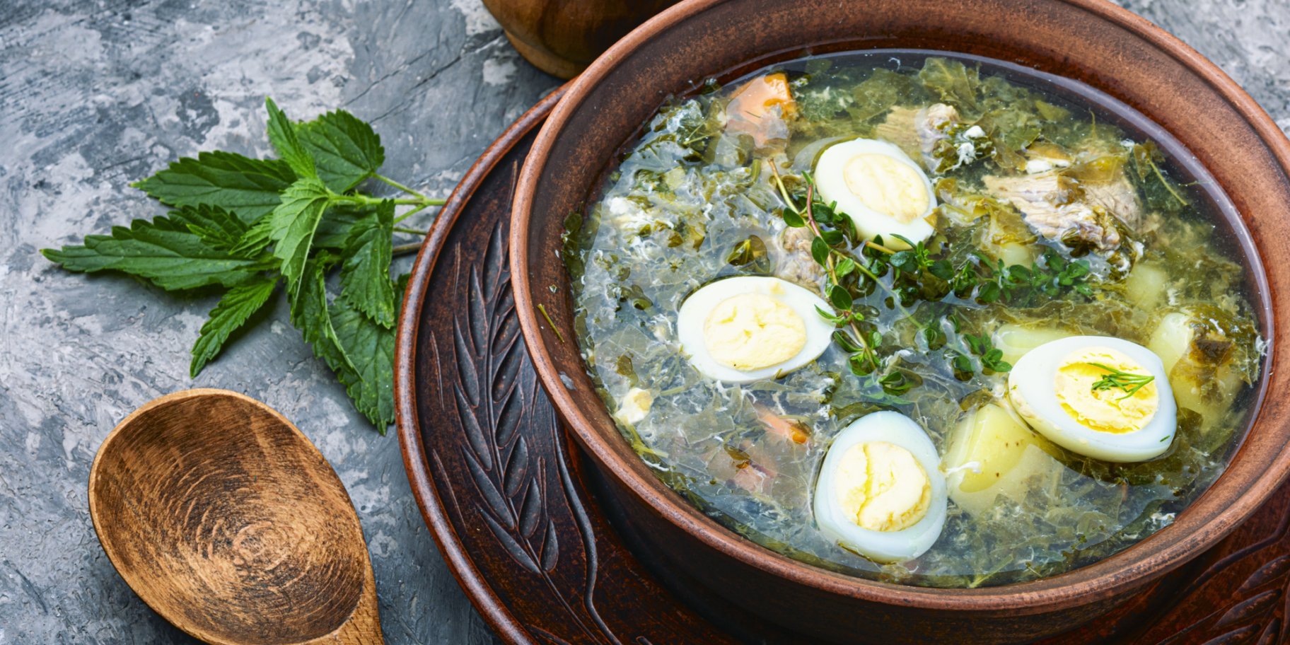 Зелений борщ з кропивою