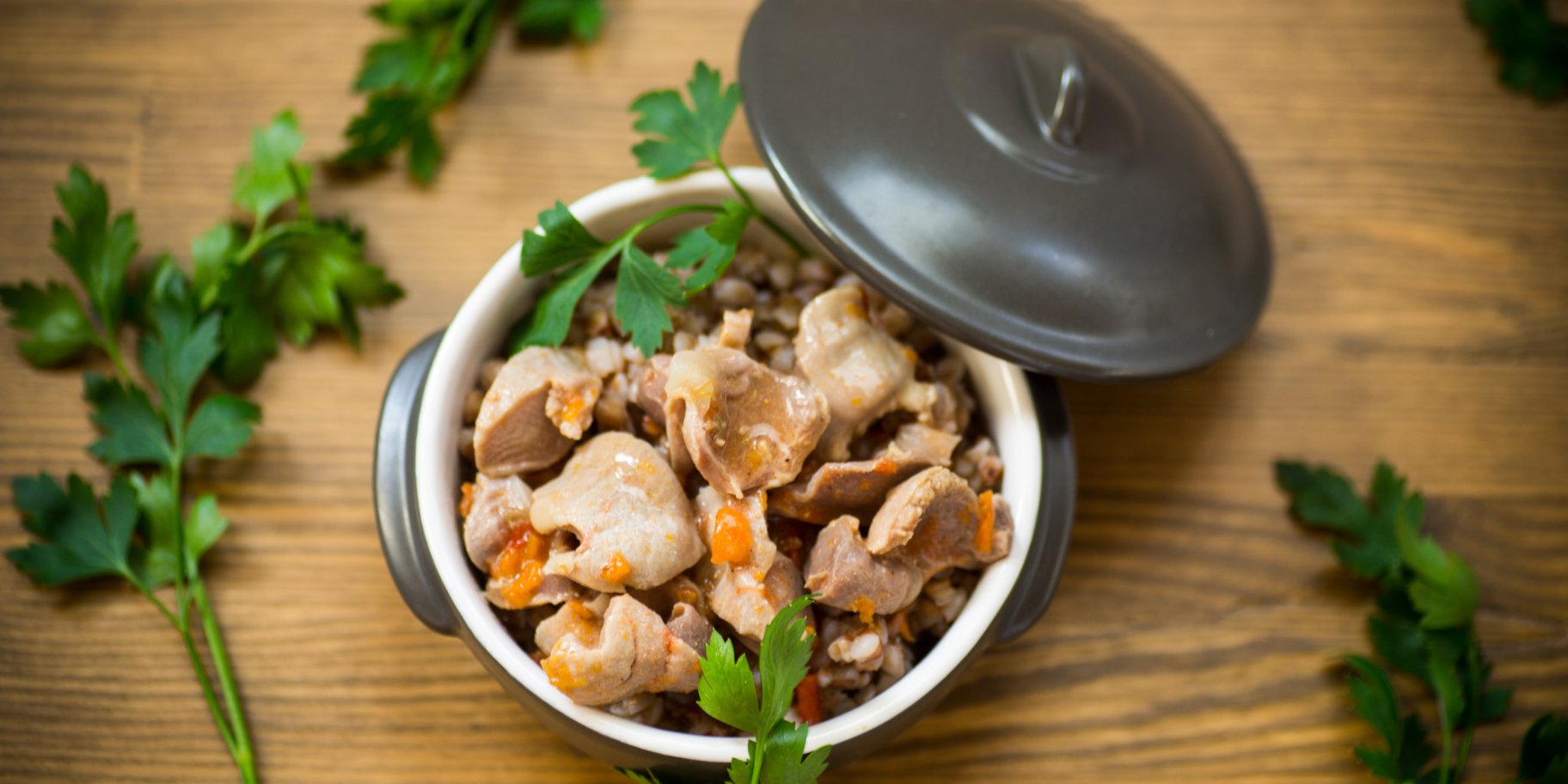 Тушеные куриные желудки с овощами