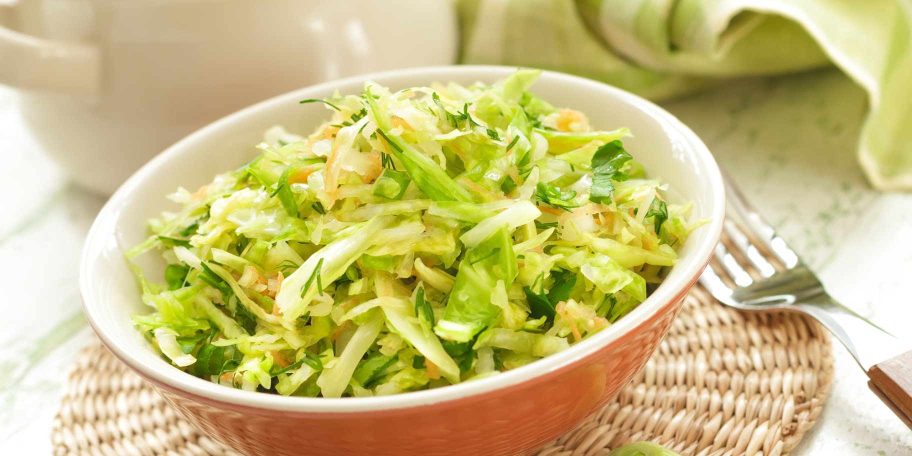 Салат з молодою капустою і м'ятою