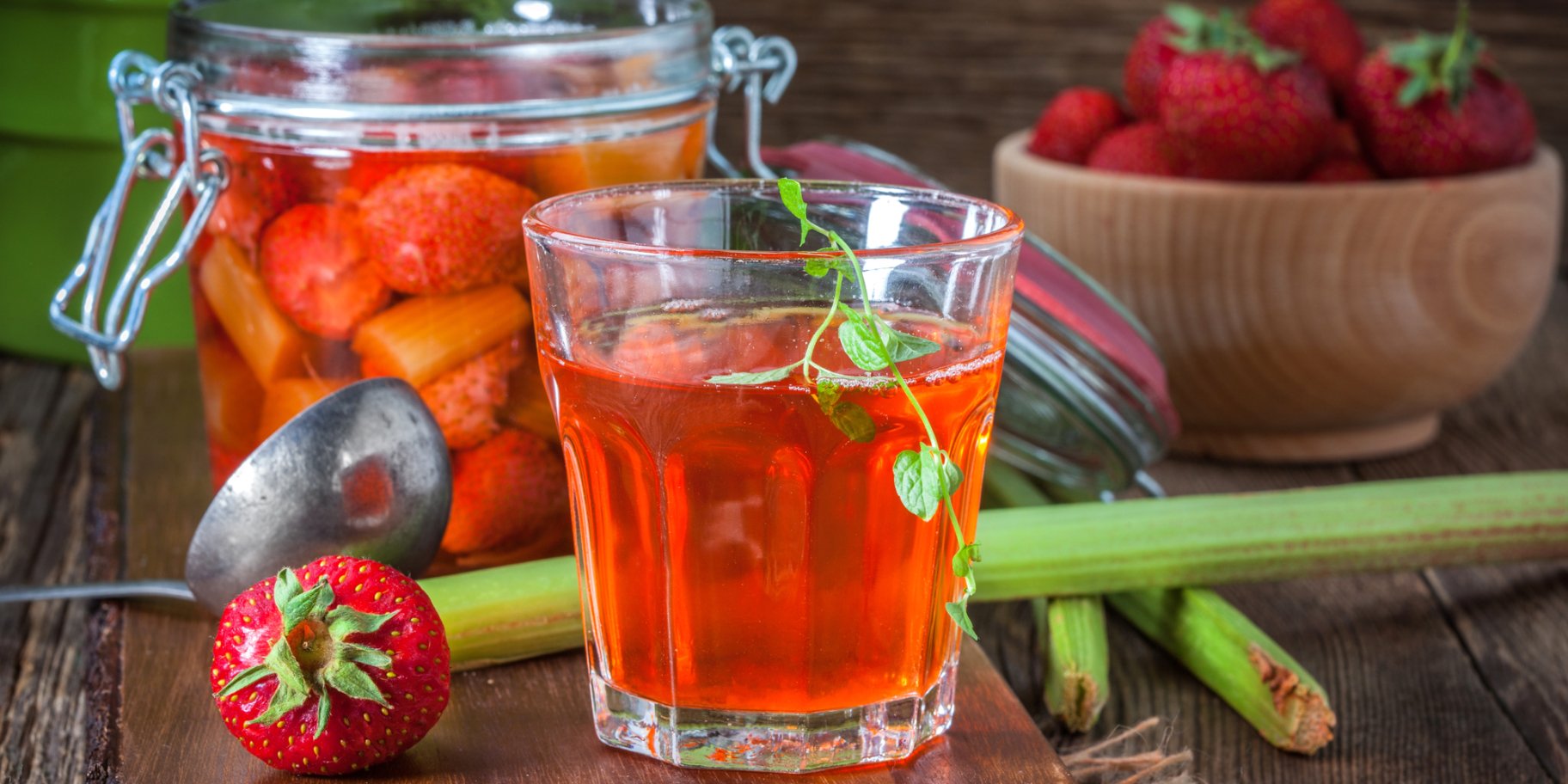 Компот з полуницею і ревенем