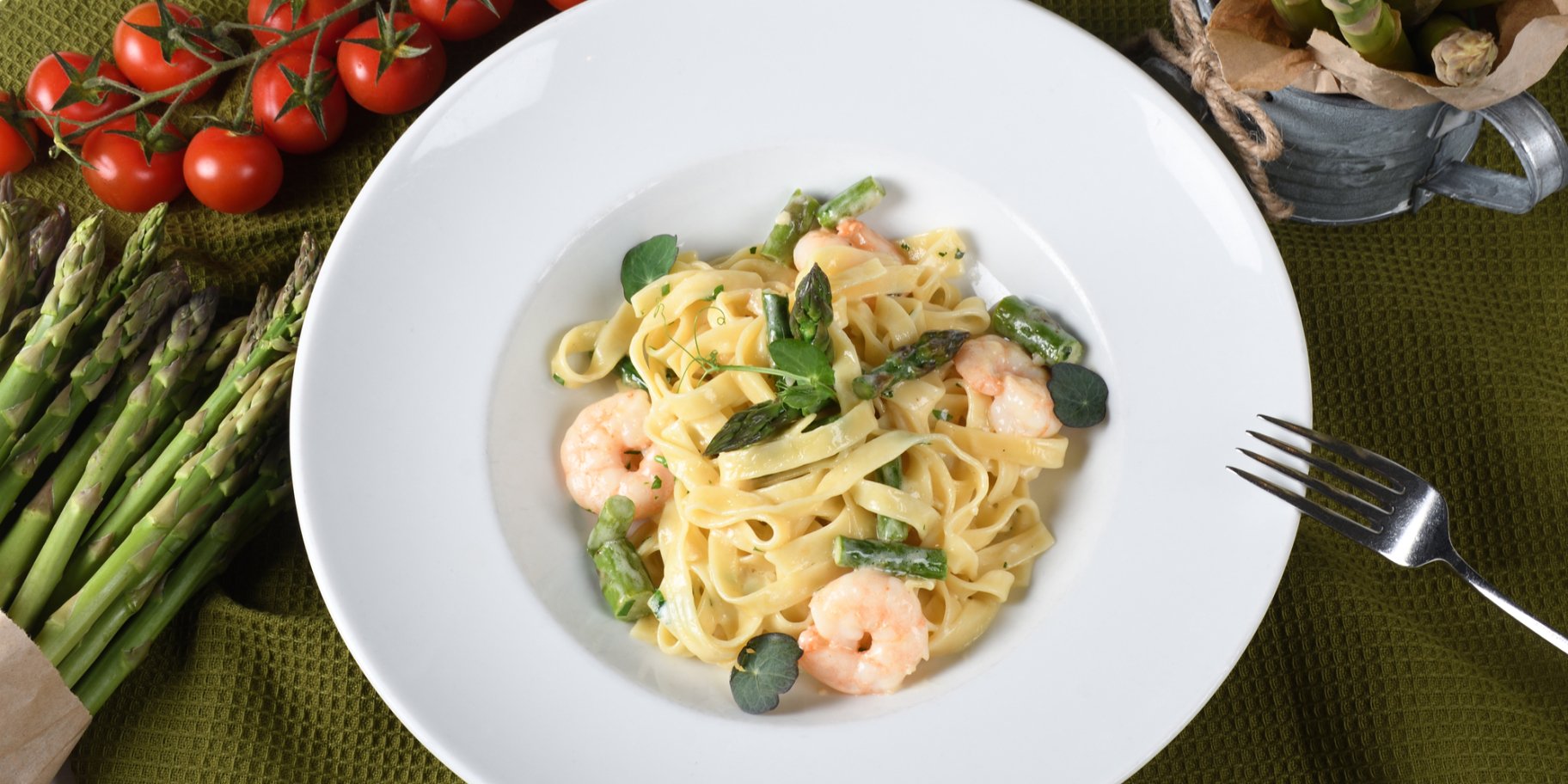 Паста з морепродуктами і спаржею