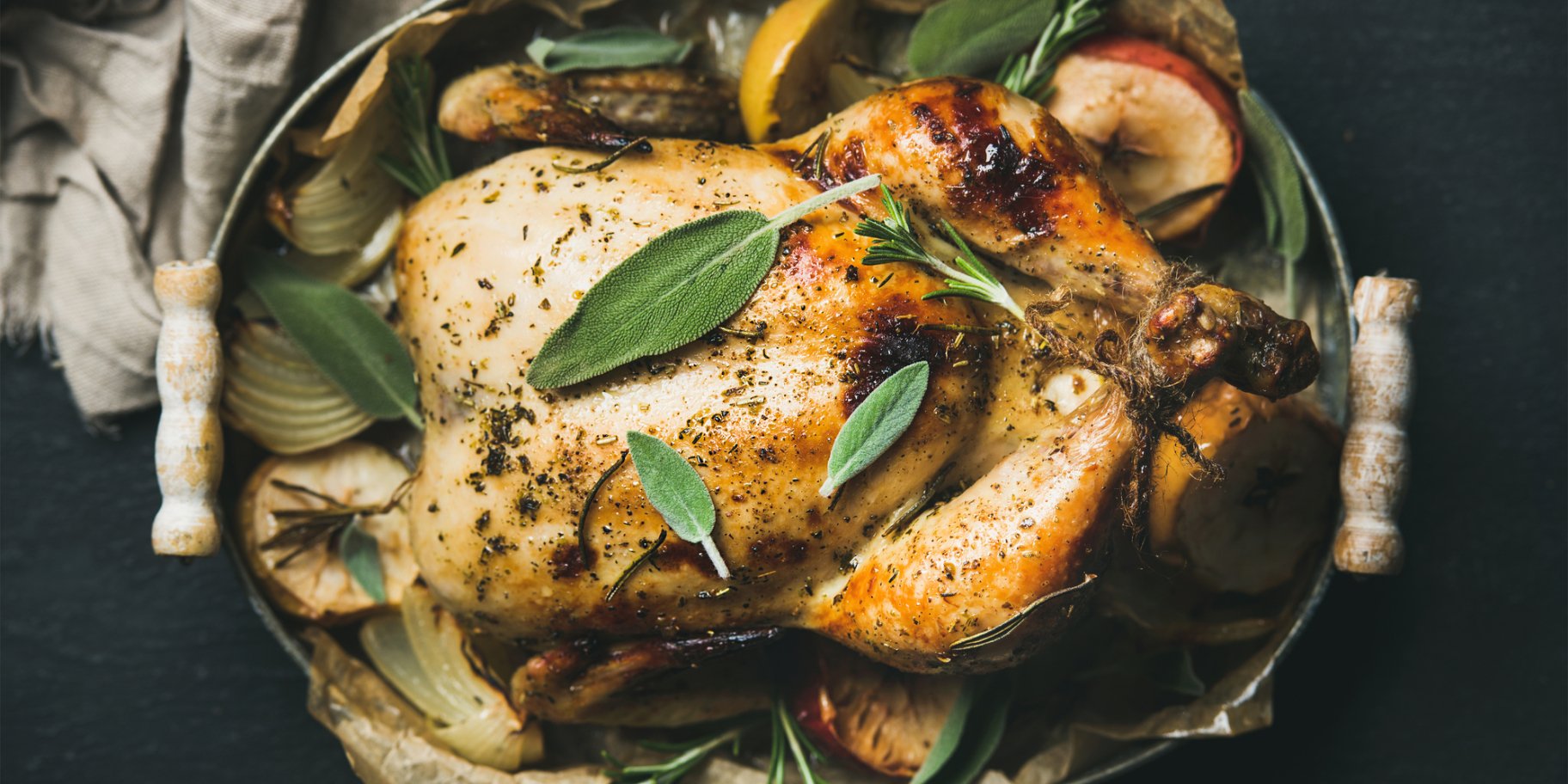 Курка в формі для запікання з яблуками