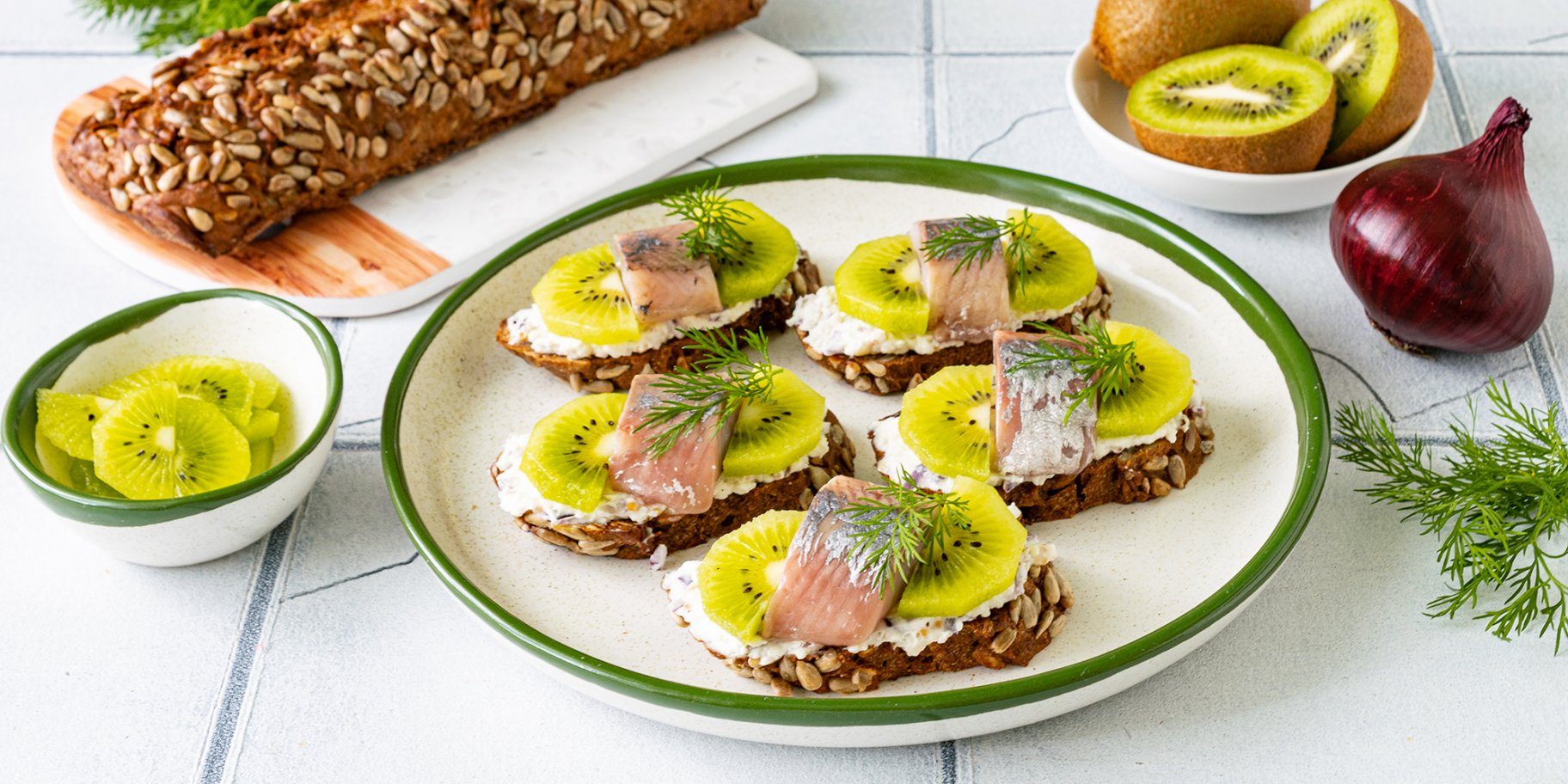 Брускети з ківі й оселедцем