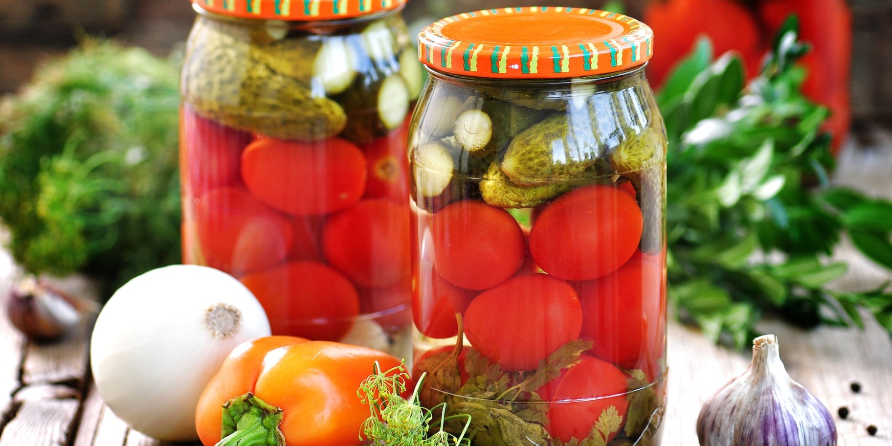 Консервированные огурцы с помидорами