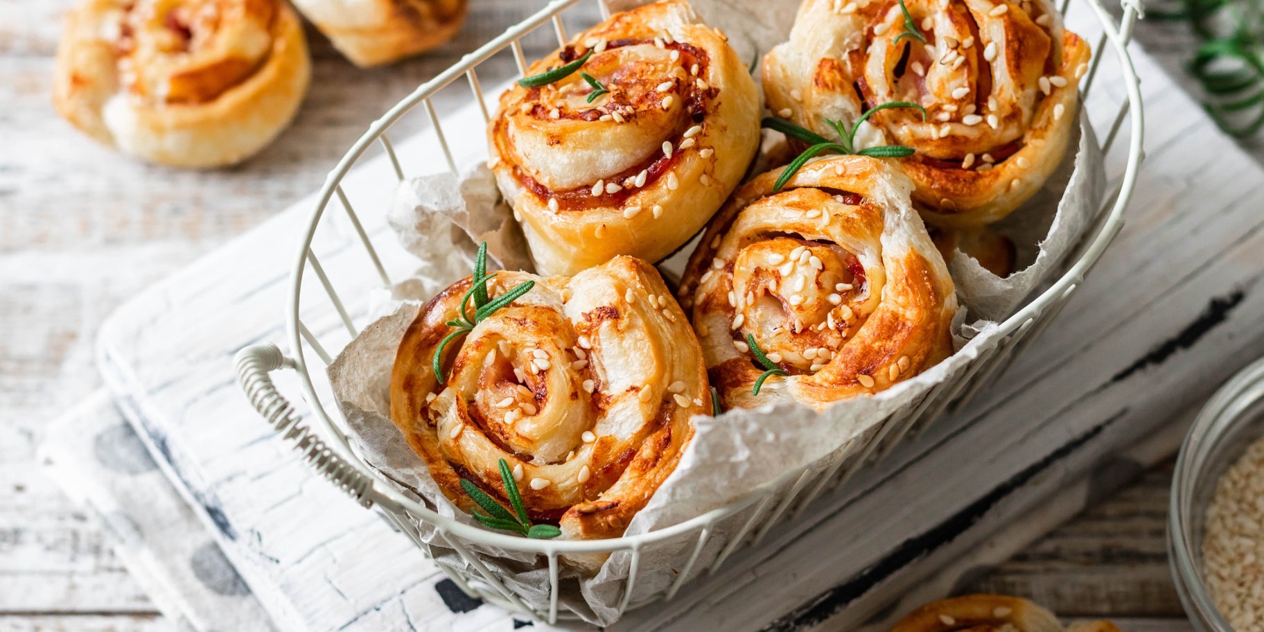 Равлики з беконом з листкового тіста