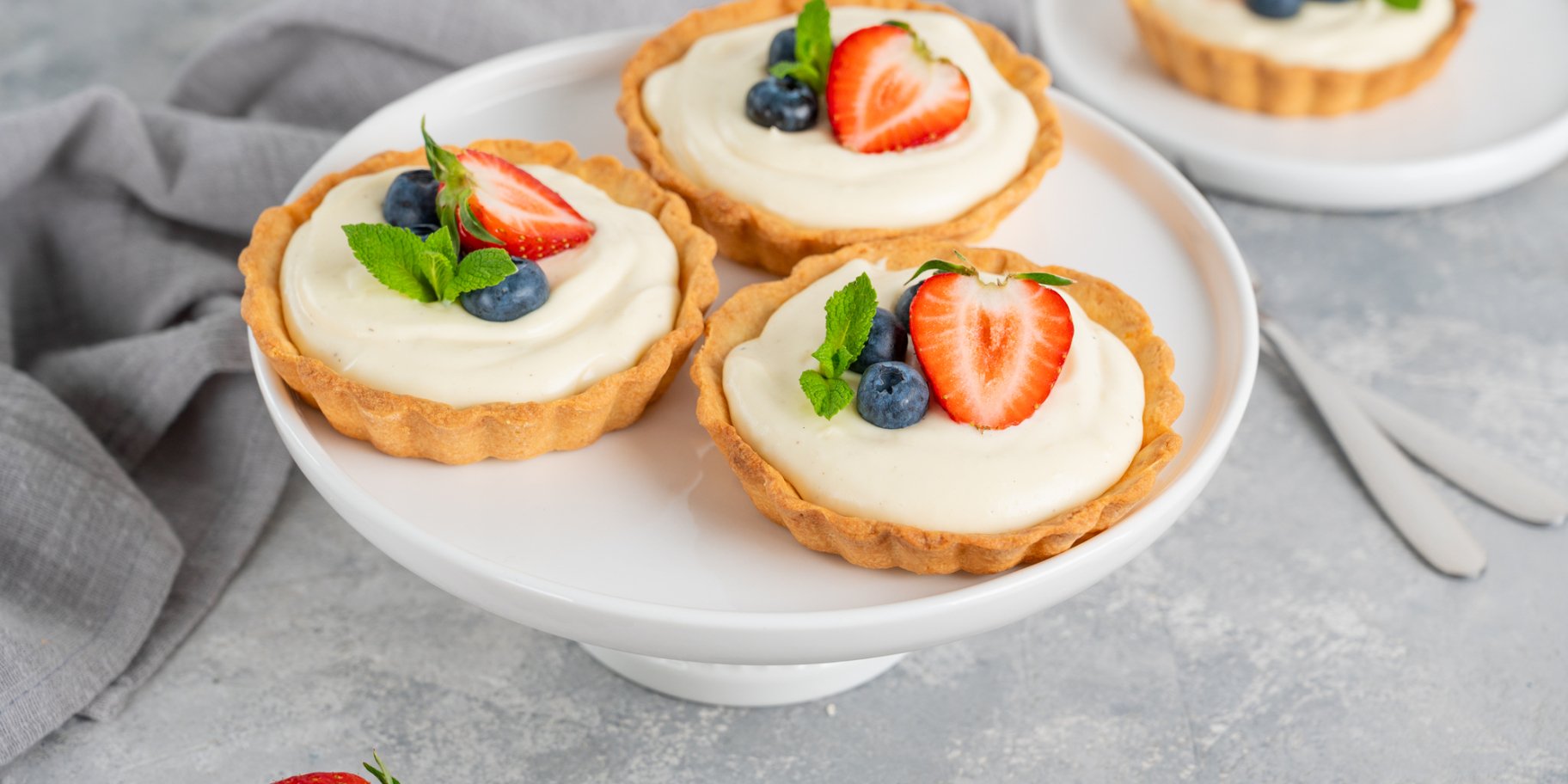 Тарталетки з ягодами та кремом