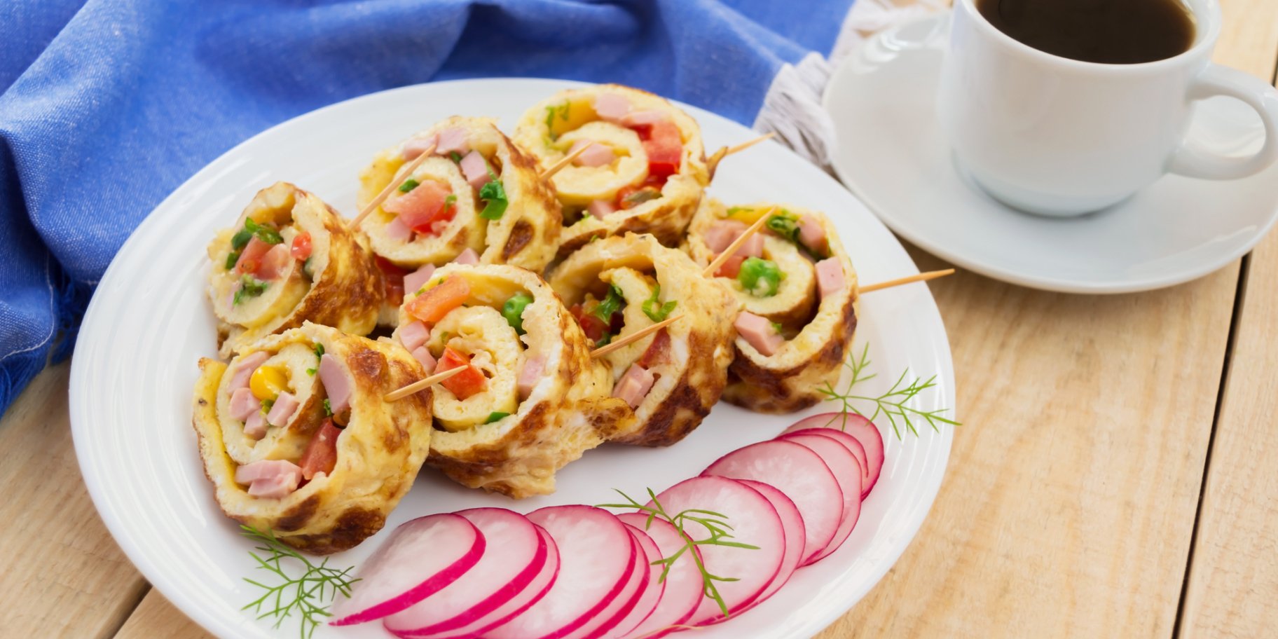 Яєчний рол з сиром і вареною ковбасою