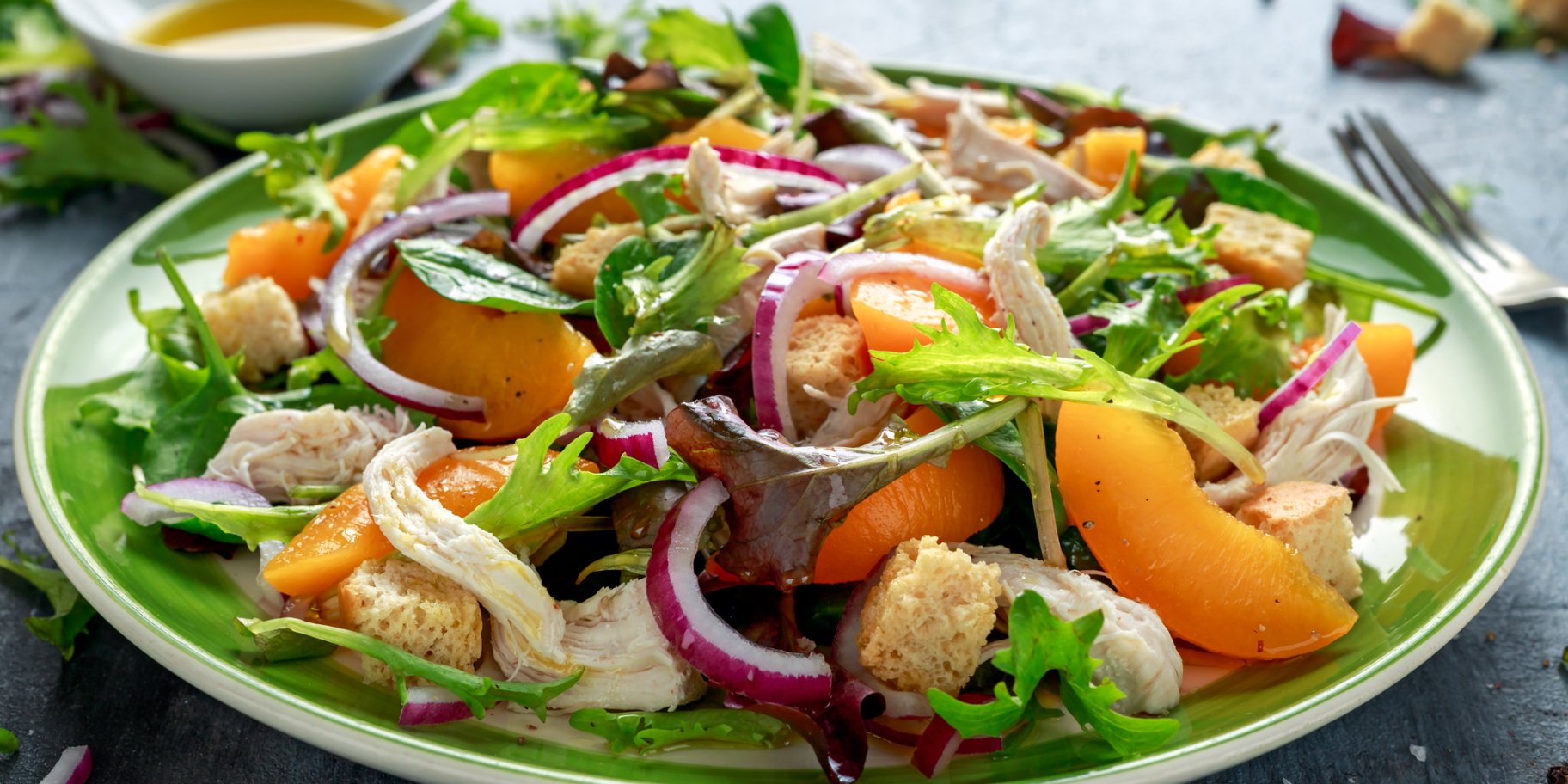 Салат з куркою та персиками