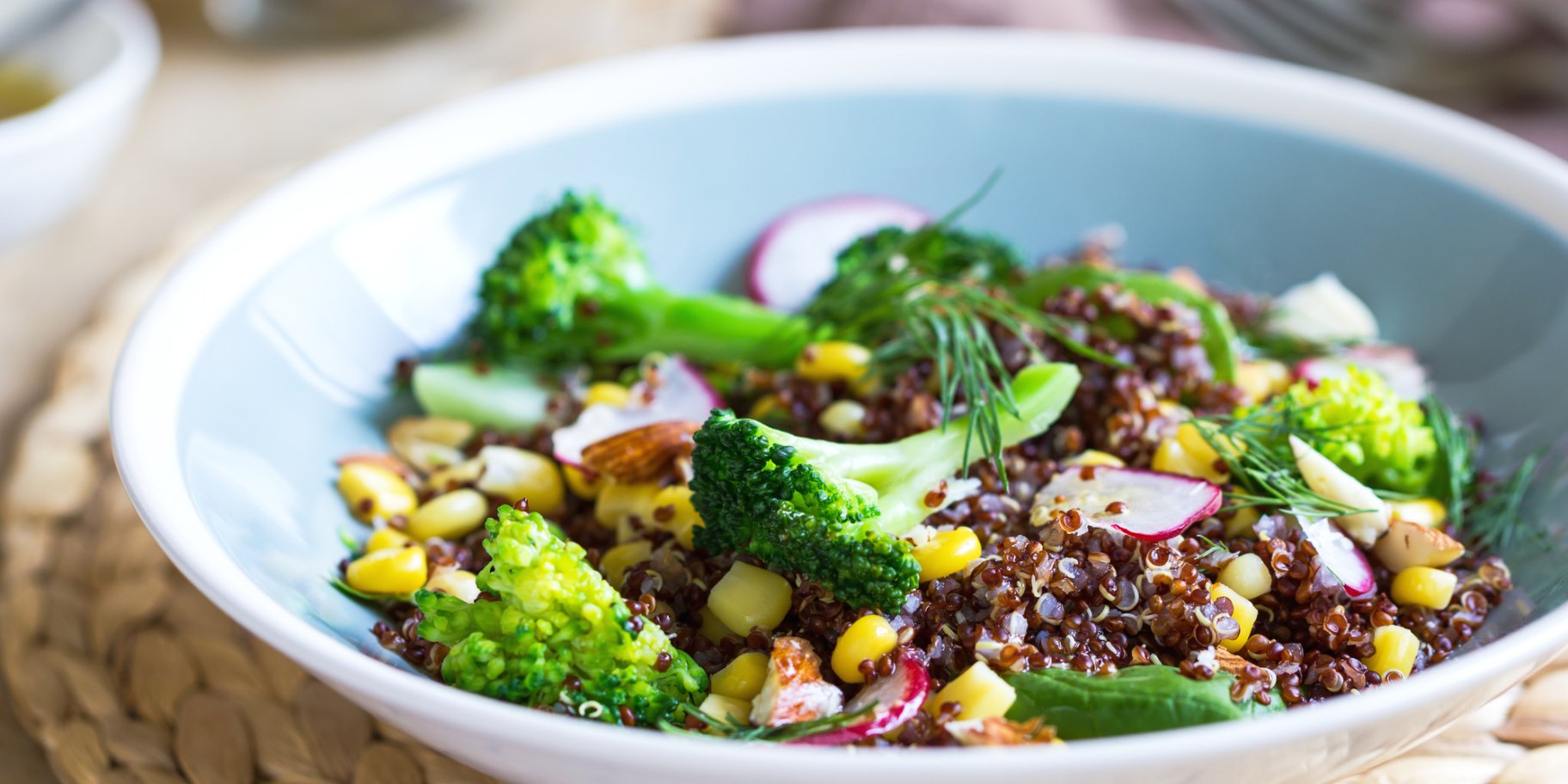 Салат із кіноа, редиски та броколі