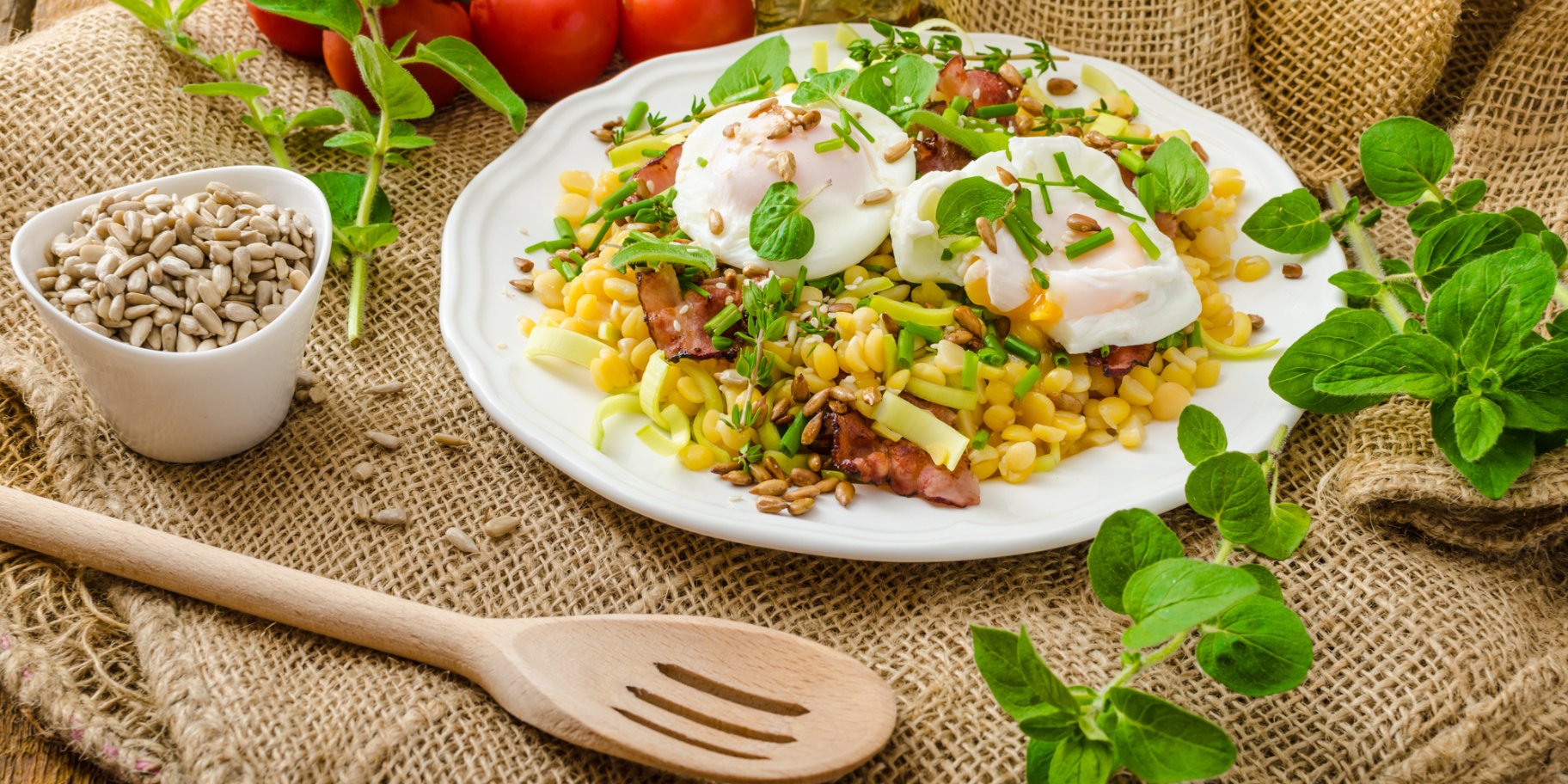 Теплый салат с чечевицей и яйцом пашот