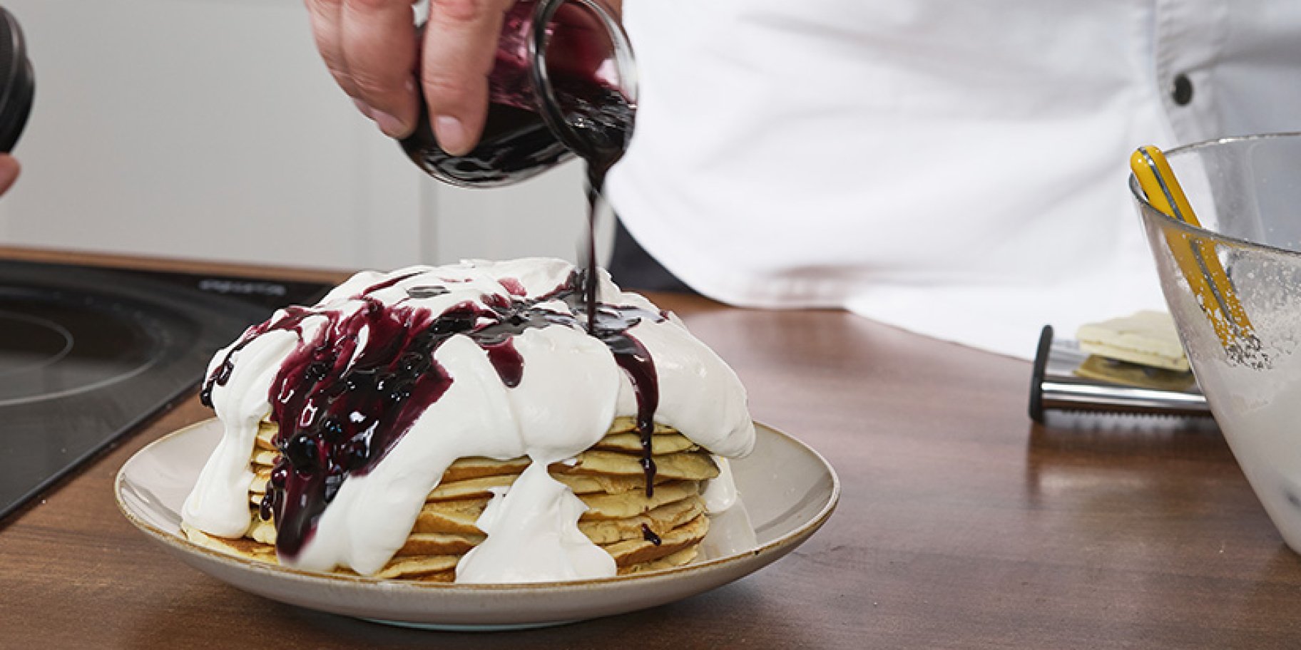 Панкейки з джемом з лохини