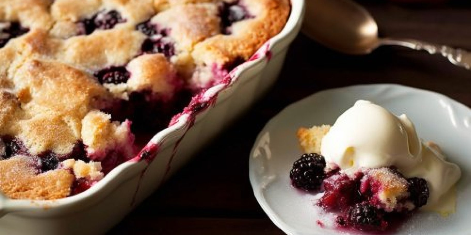 Переосмысление классического десерта: ежевичный коблер