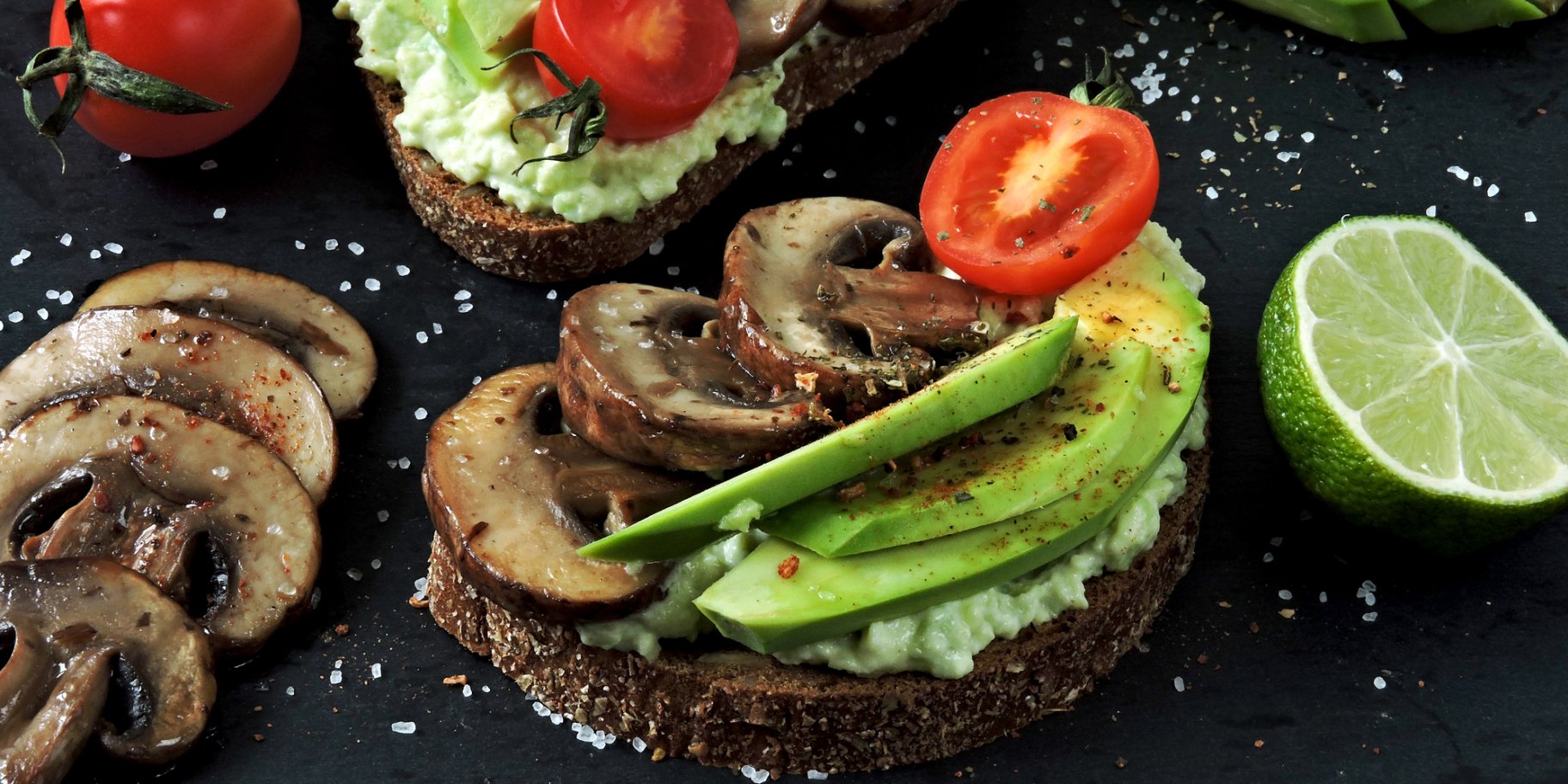 Тосты с авокадо и грибами