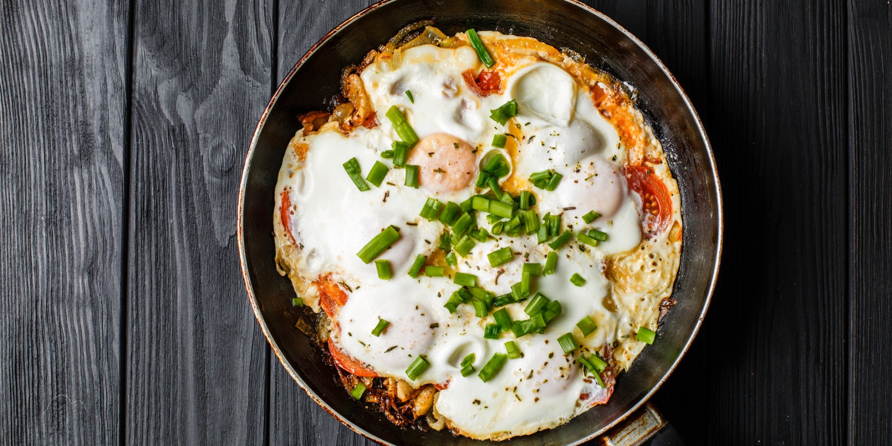 Жареные яйца и зеленый лук