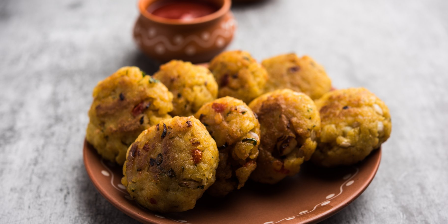 Тарілка з рисовими битками та соусами