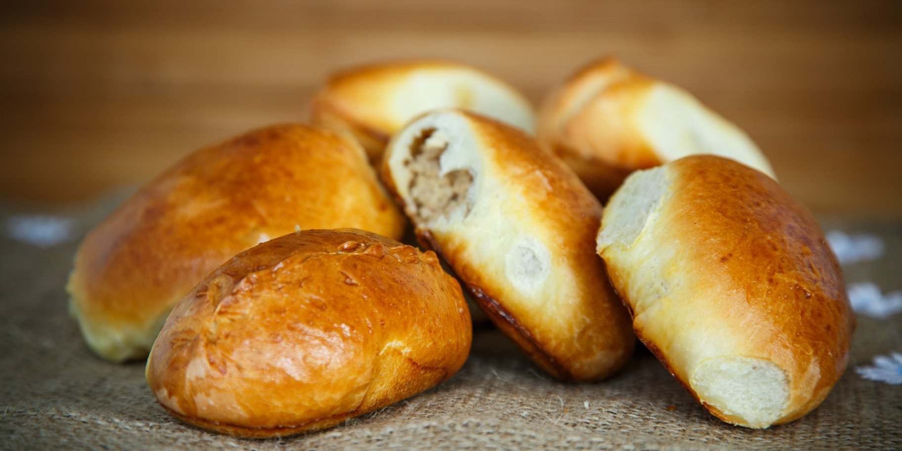 Тістечка з мʼясною начинкою