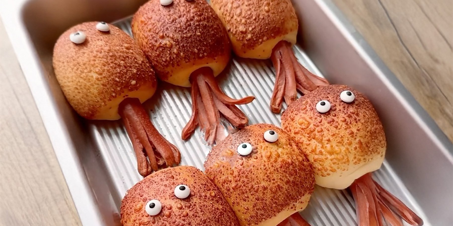 Булочки з сосисками у вигляді кальмара