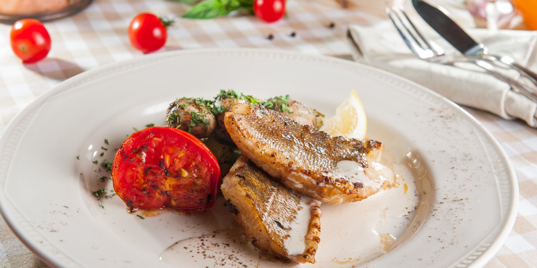 Запечений окунь з імбиром і овочами