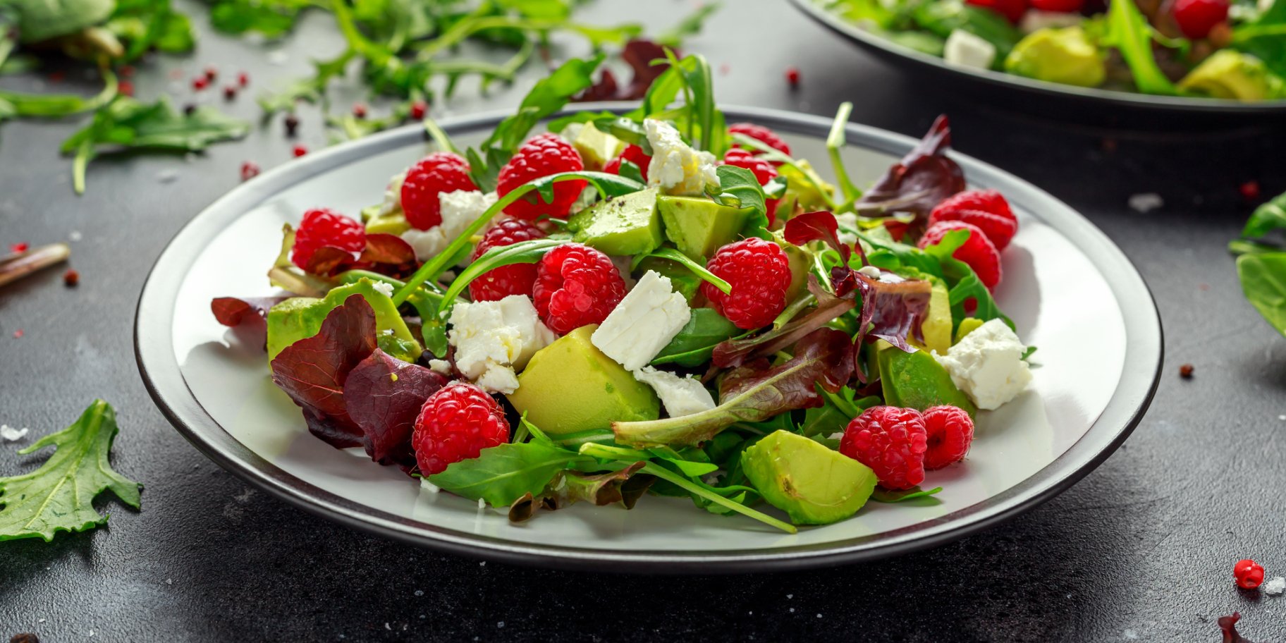 Салат з авокадо, малиною і м’яким сиром