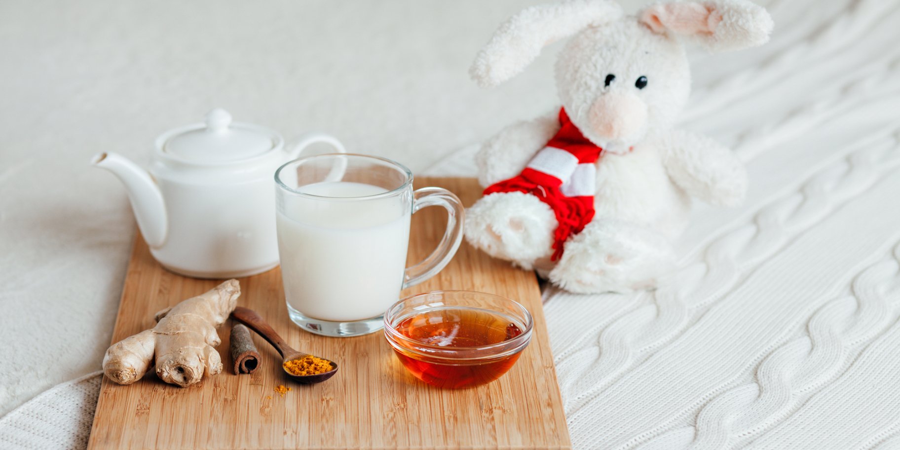 Гаряче молоко з медом і прянощами