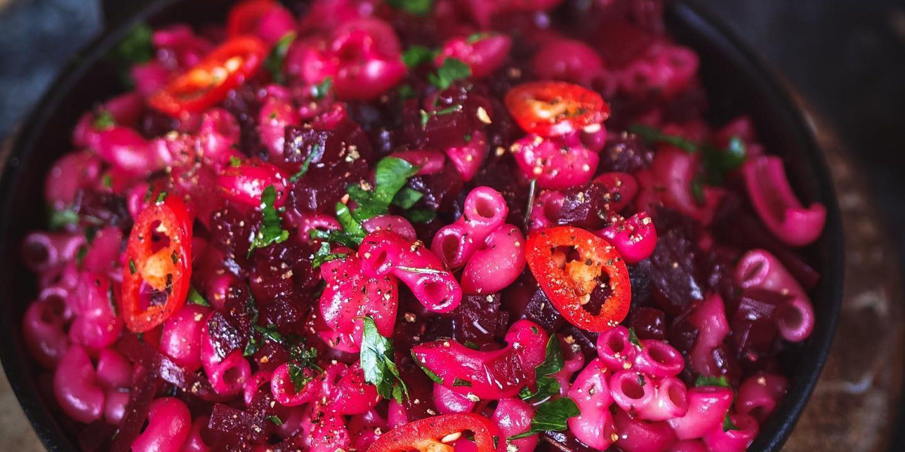 Макарони з буряковим соусом