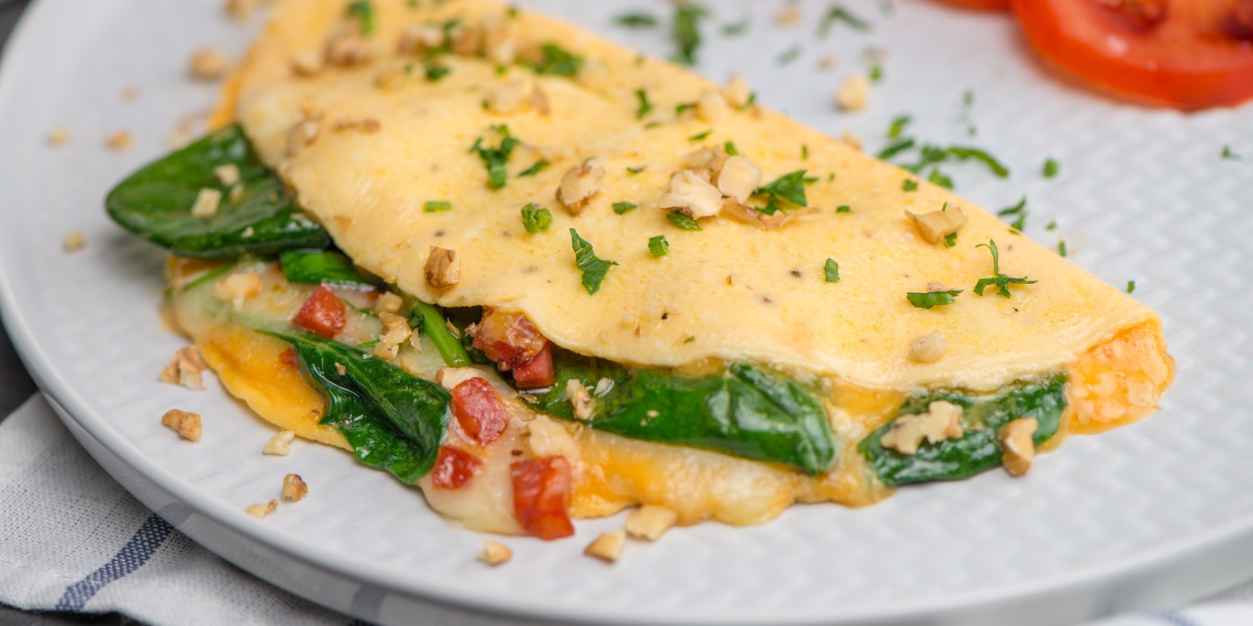 Омлет з помідорами й базиліком