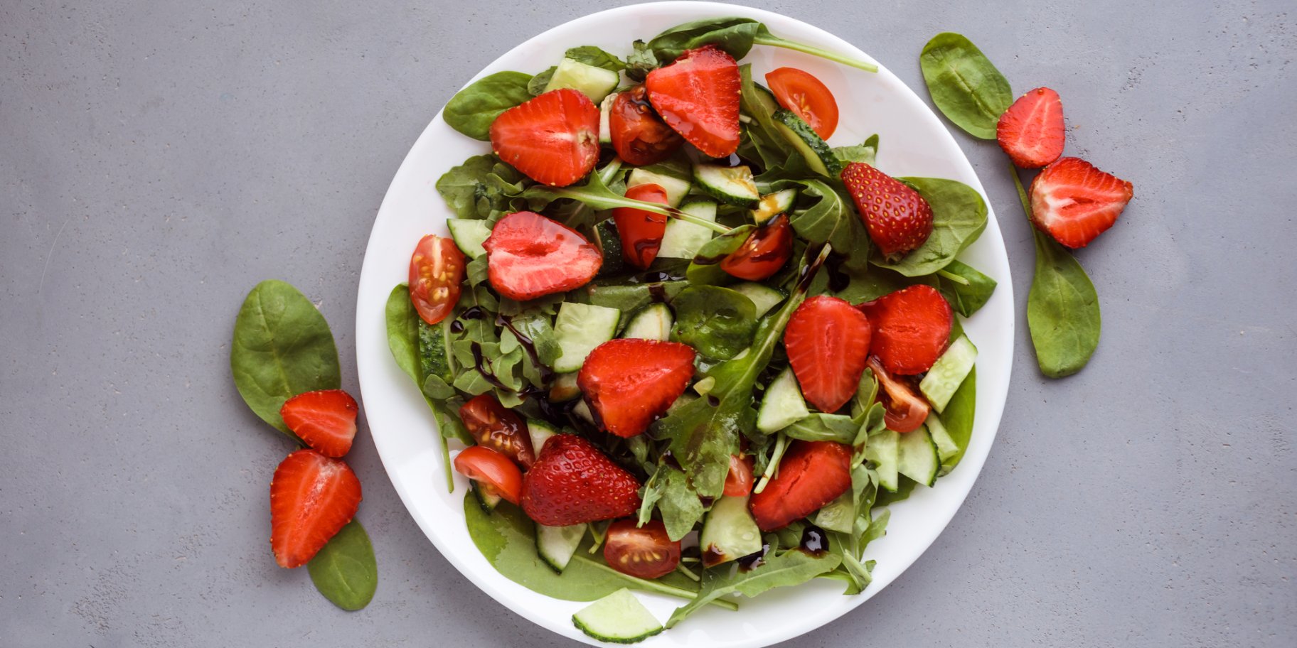 Салат з овочами та полуницею