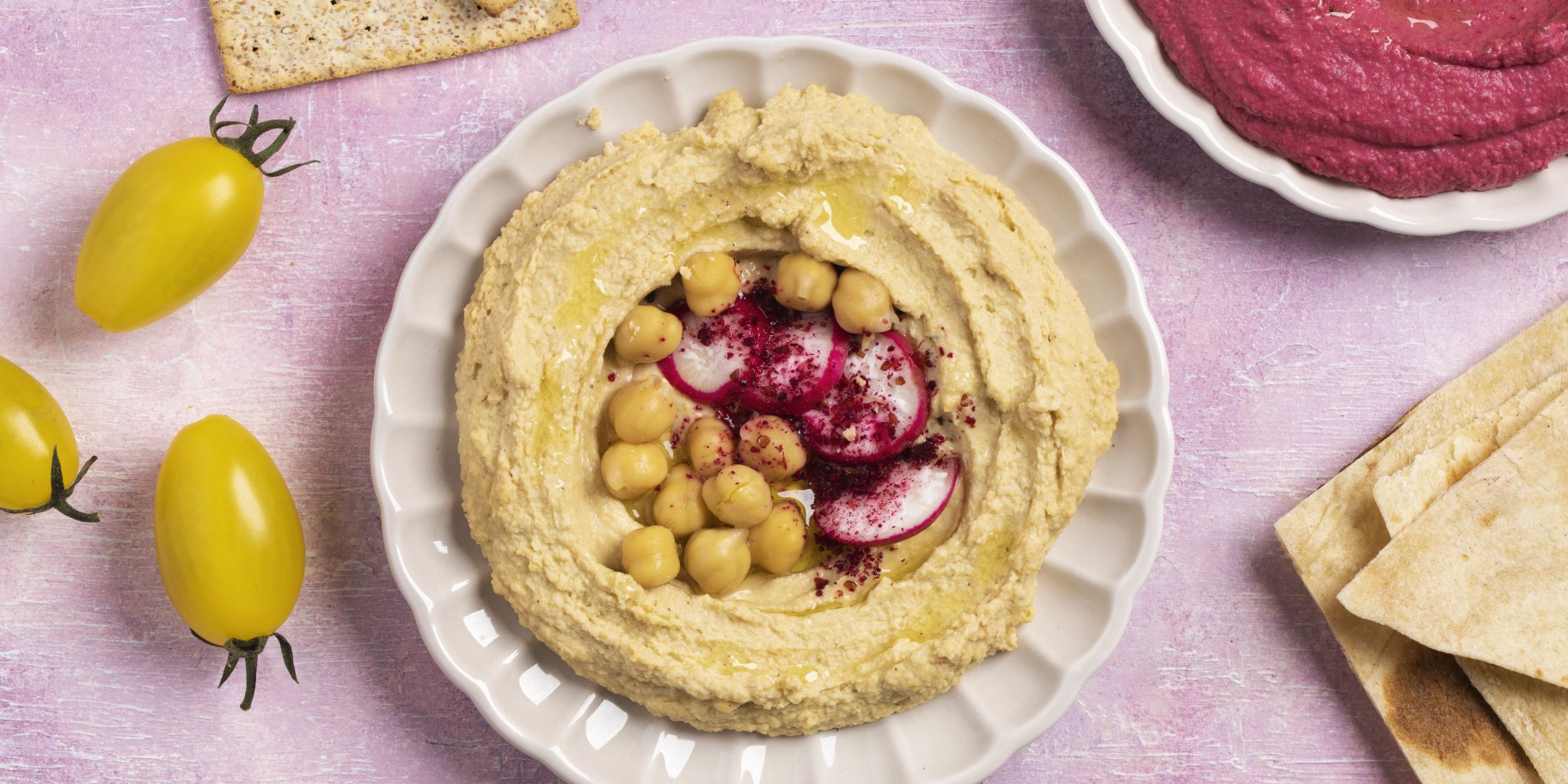 Хумус з крекерами