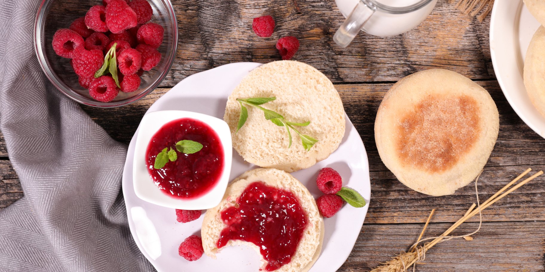 Англійський мафін з арахісовим маслом і джемом