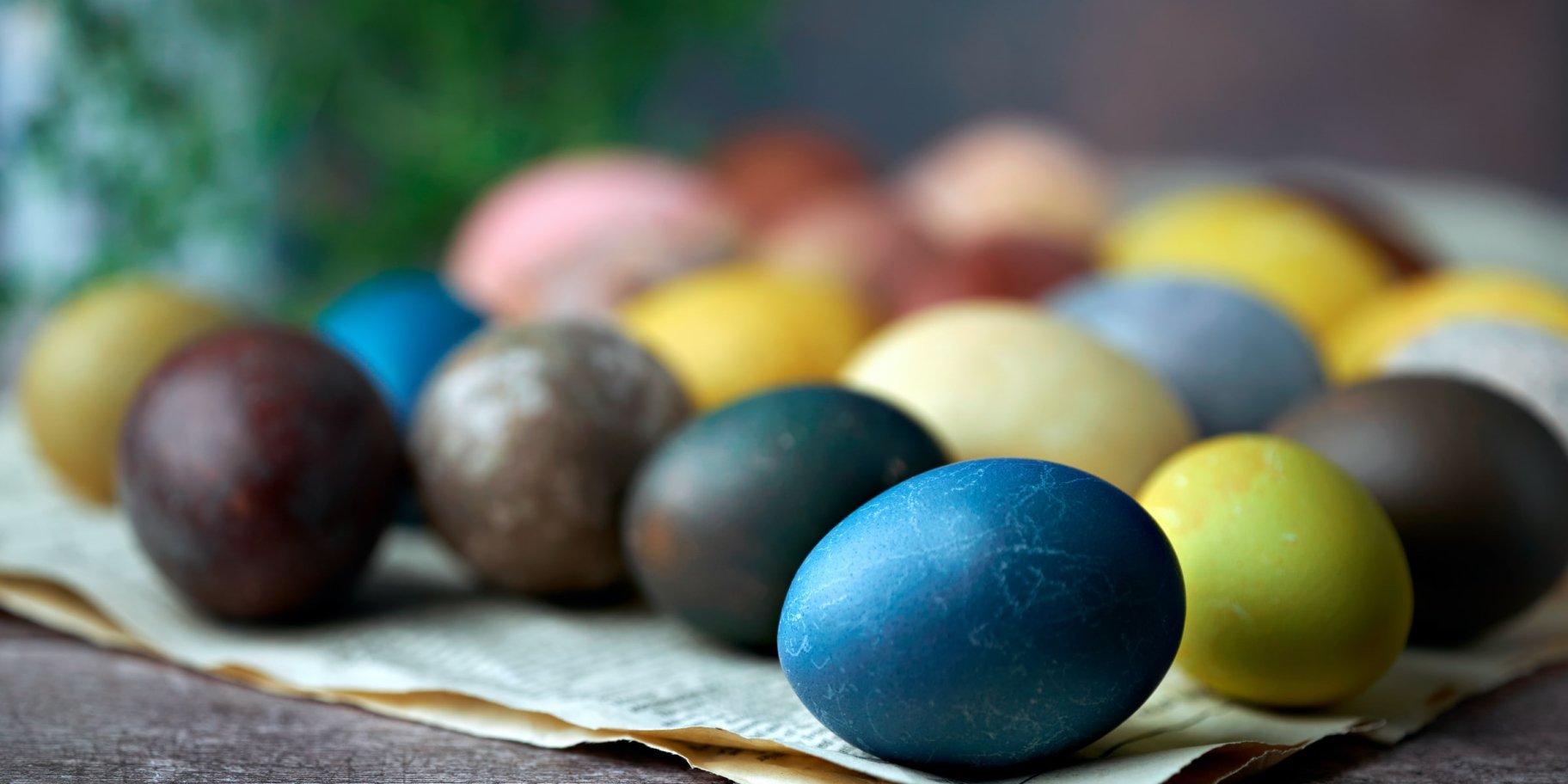 Пасхальные яйца разных цветов