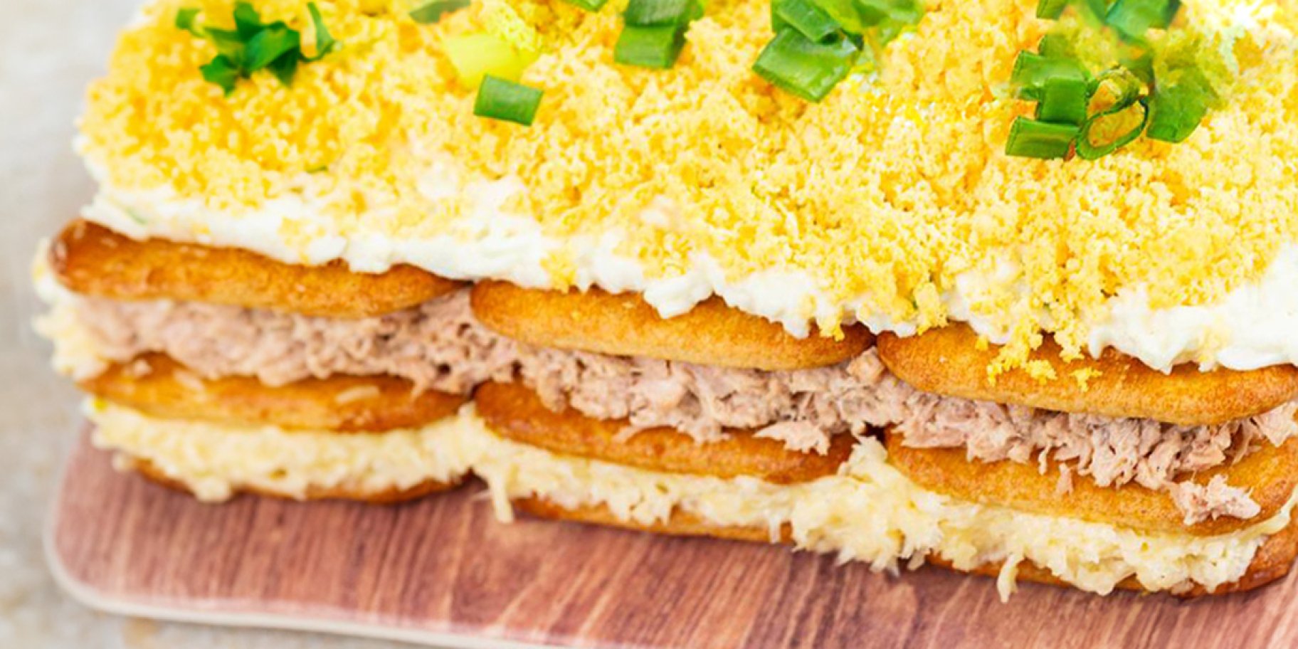 Салат з тунця і крекерів