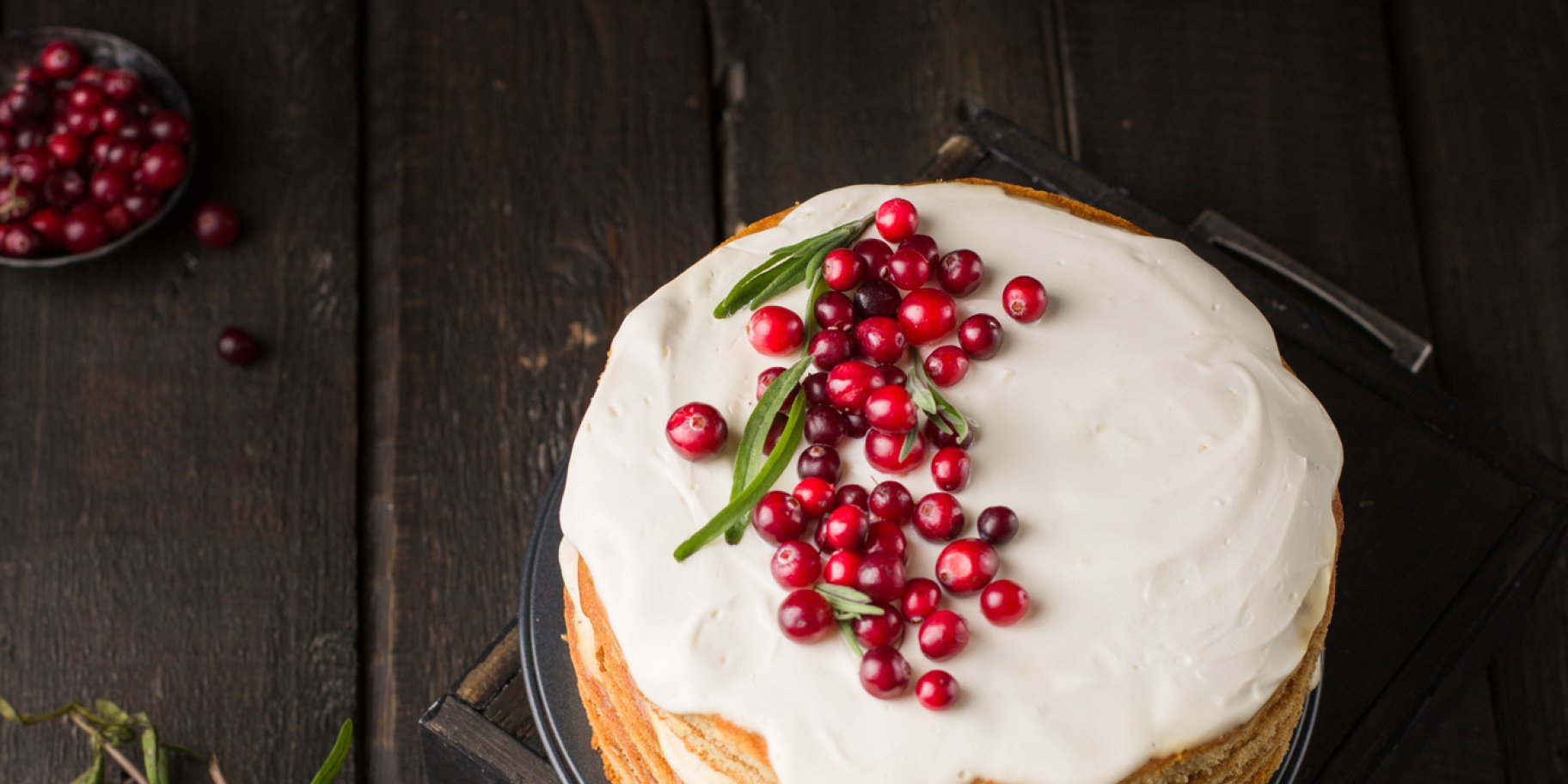 Святковий торт з грушами і журавлиною