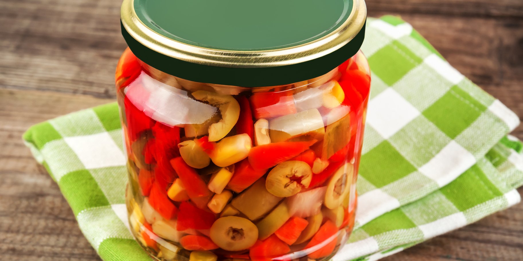 Консервований салат з оливками