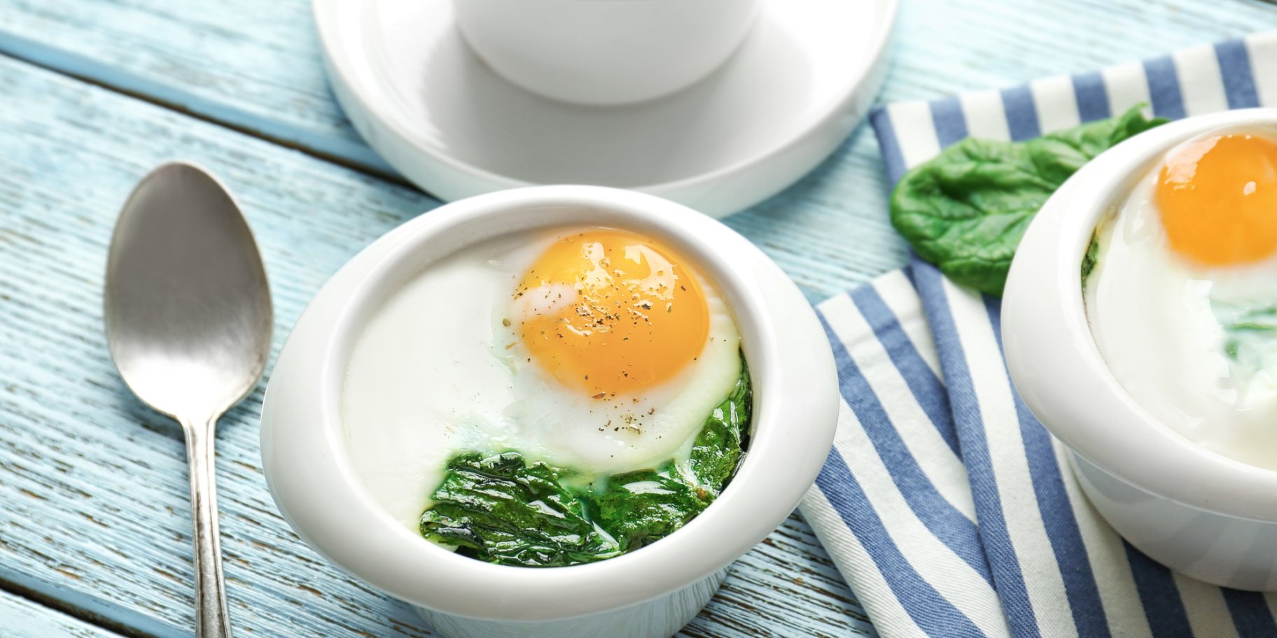 Запеченные яйца со шпинатом