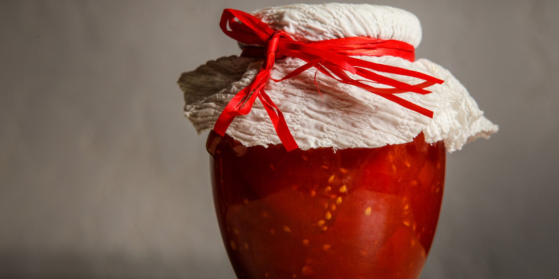 Помідори, консервовані з кетчупом чилі