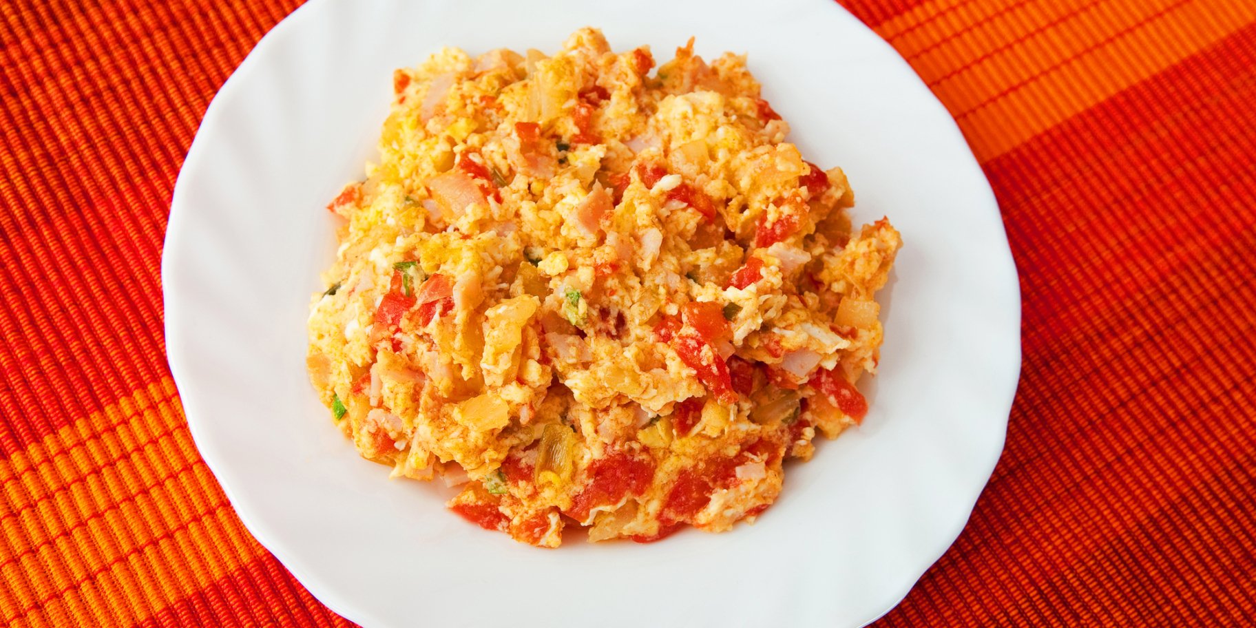 Яичница-болтанка с томатами и кукурузой