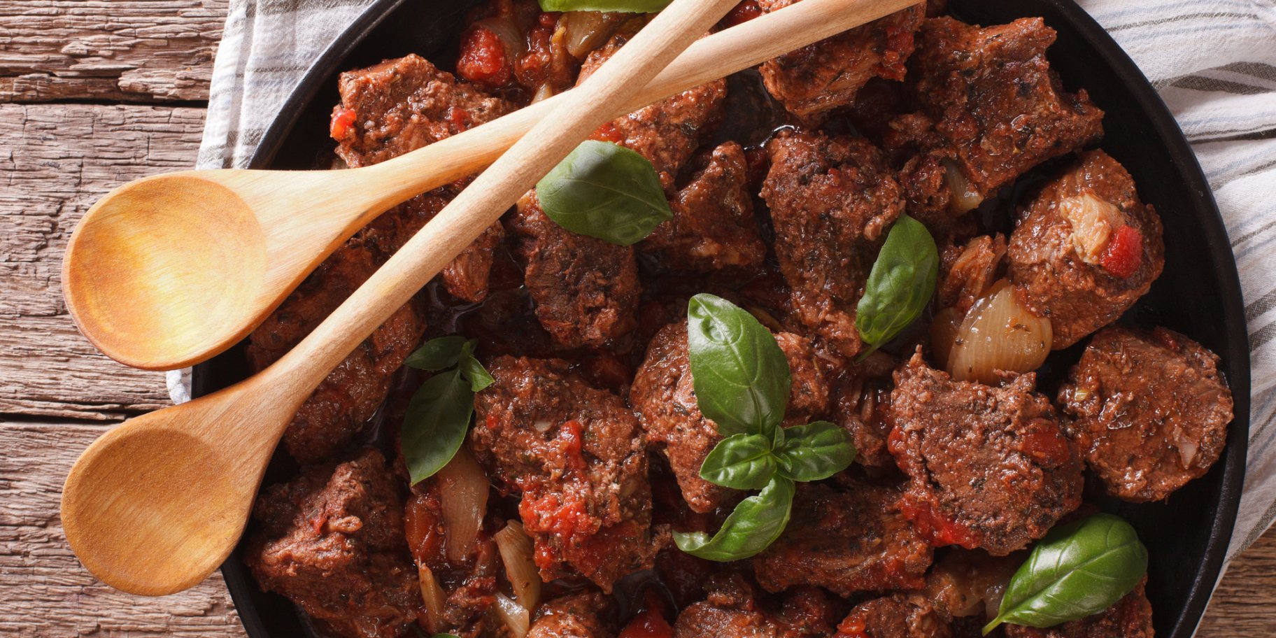 Тушкована в мультиварці яловичина